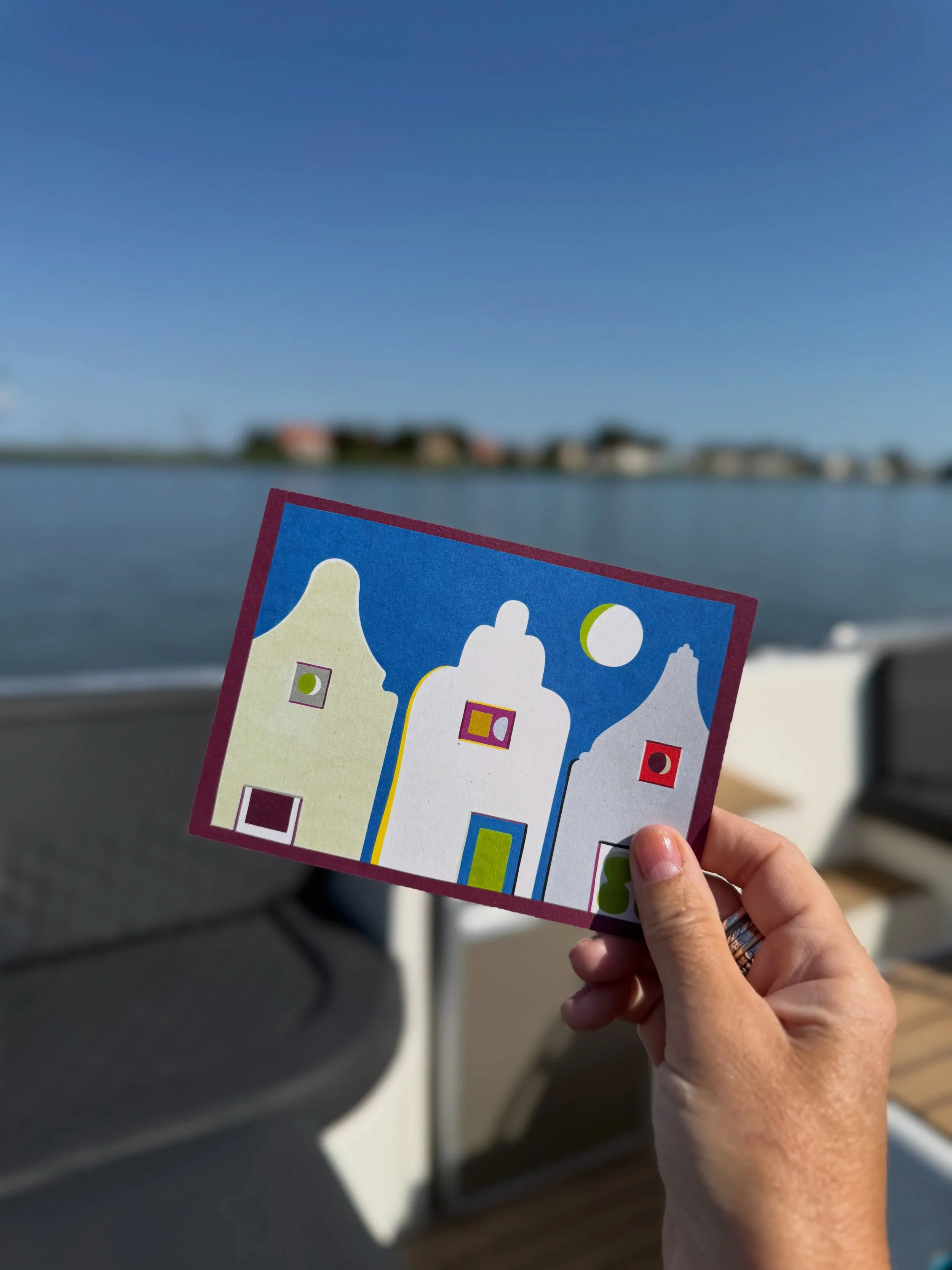 Denemarken? Nee hoor, dit is gewoon Amsterdam! 🏠 

Mijn hubby verraste me met dit romantische uitje en met de boot voeren we heel idyllisch naar Durgerdam, een prachtig klein dorpje aan de rand van de stad.

We verbleven bij @dedurgerdam , een klein