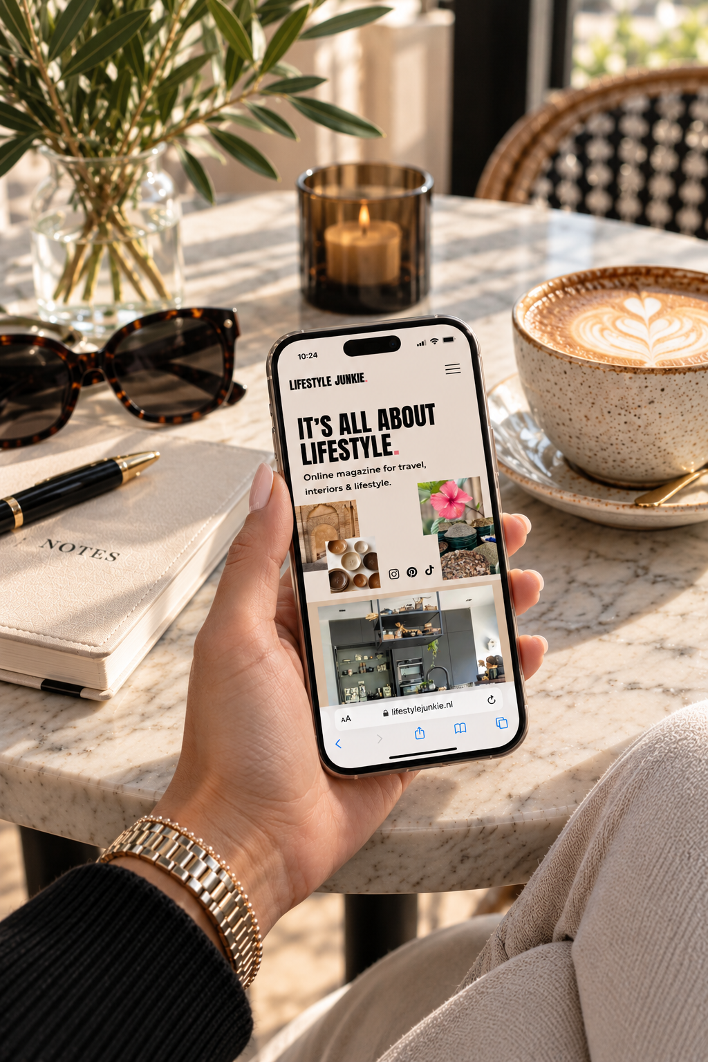 Lifestyle Junkie website op smartphone – zelf een website maken met Squarespace.