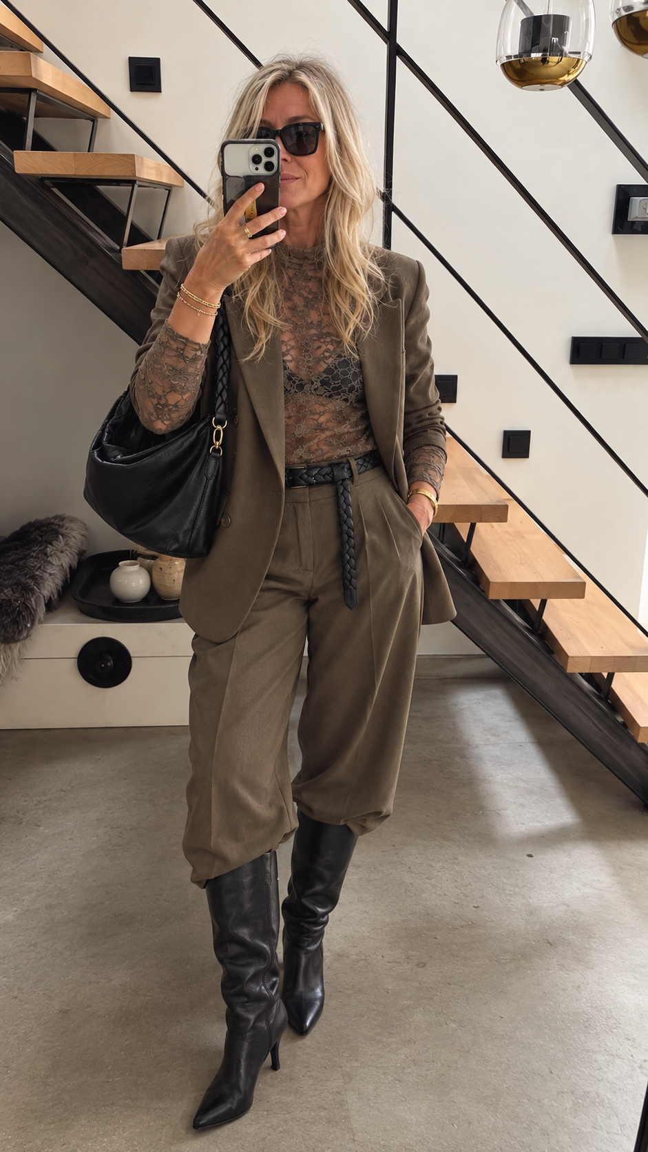 Vrouwelijke herfstlook met kant en ruches, een romantische modetrend voor herfst/winter 2026.