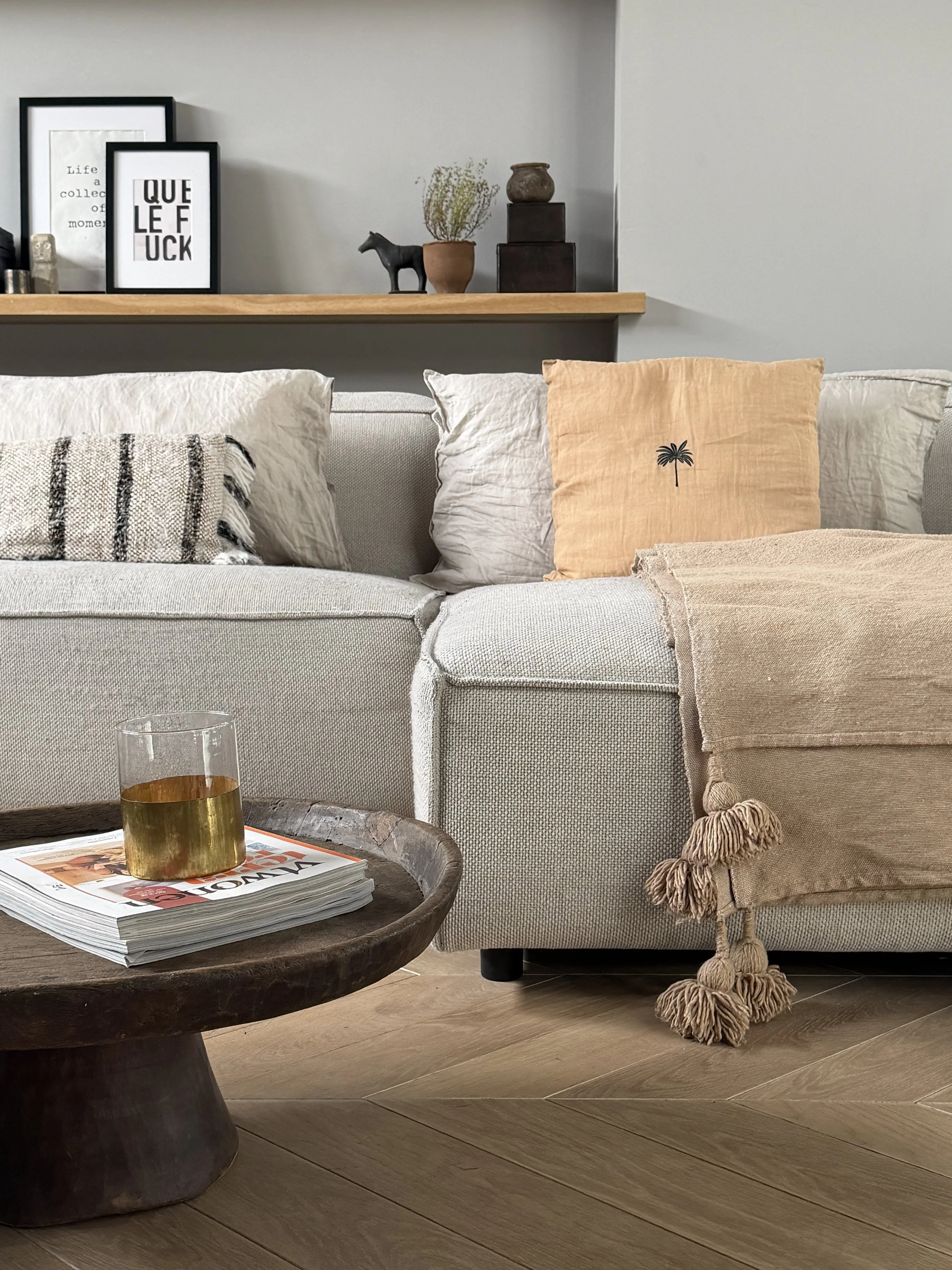 Kleur toevoegen aan een neutrale woonkamer: 5 eenvoudige stylingtips