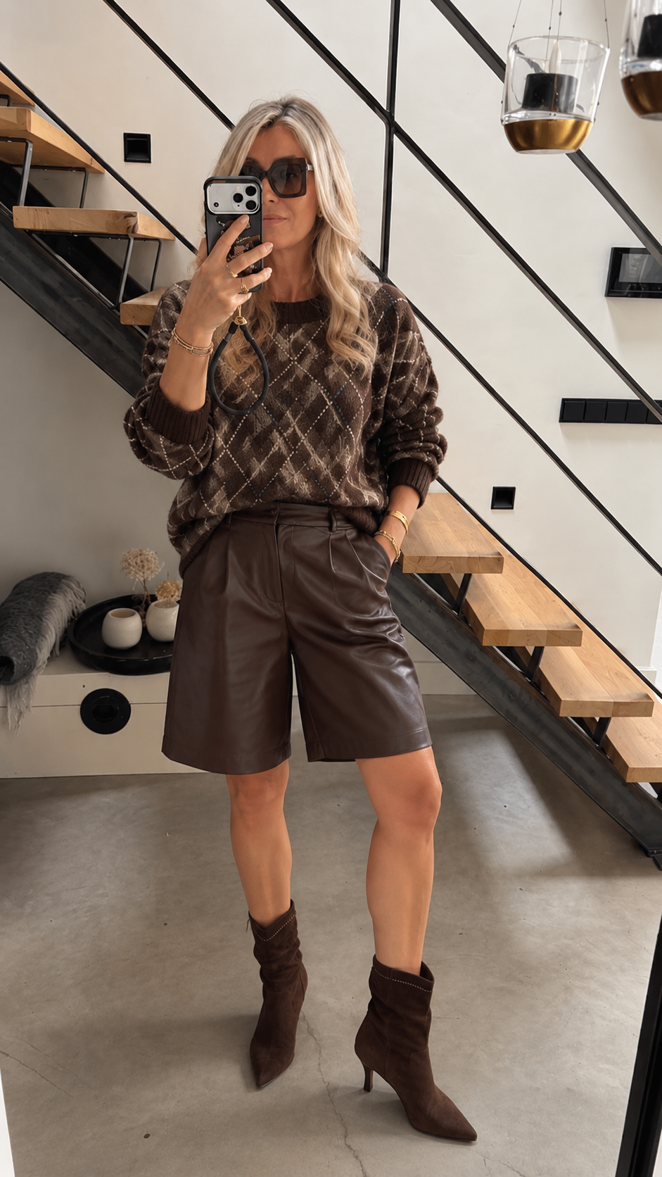 Bruine trui met ruitpatroon gestyled als herfstoutfit, passend bij de ruitentrend voor herfst/winter 2026.