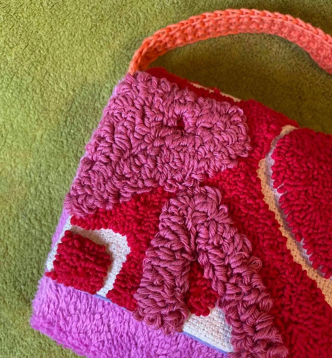 Needle punch details inspired by mussel shells 🌊

Shop the button flap bag at the link in bio now!
&bull;
&bull;
&bull;
&bull;
#needlepunch #tufting #craft #handbag #fashionbrand #crochet #recycledfabric #texturedfabric #slowfashion