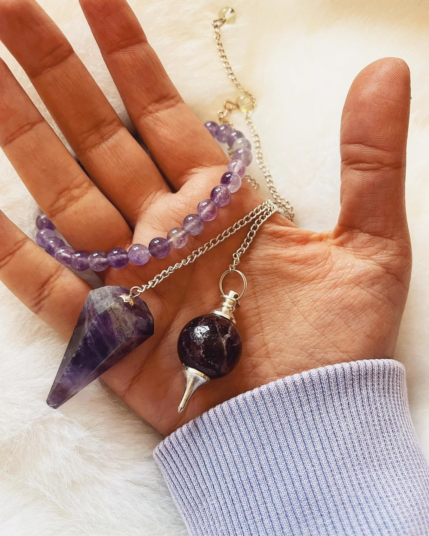 Am&eacute;thyste - En bracelet, pendule conique ou en sph&egrave;re, trouvez l&rsquo;am&eacute;thyste et la forme qu&rsquo;il vous faut sur Le Palissandre 💜
