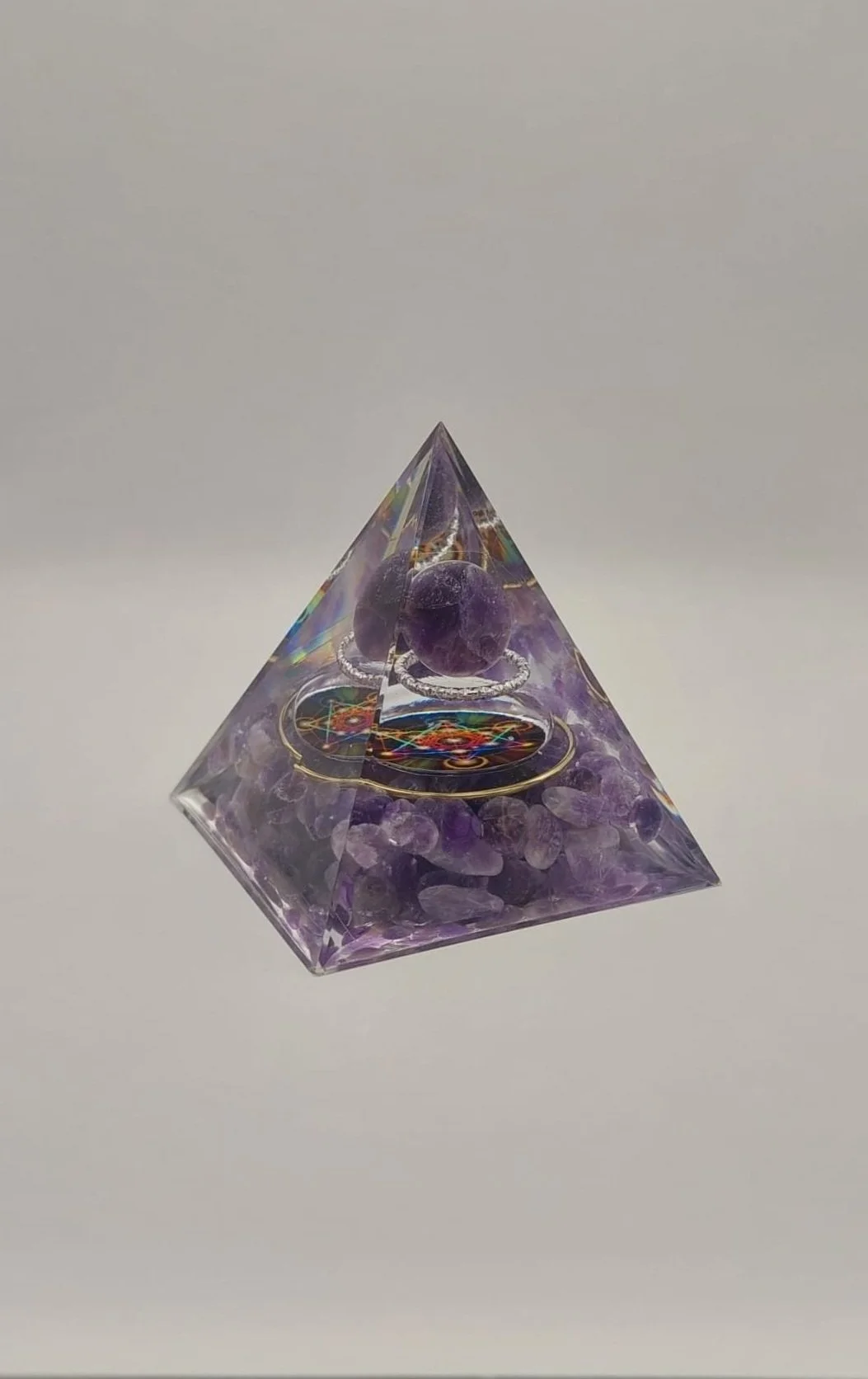 Orgonite%2BPyramide%2Ben%2BAmethyste%2Bet%2BMe%25CC%2581tatron%2Bsur%2Bfond%2Bblanc.jpg
