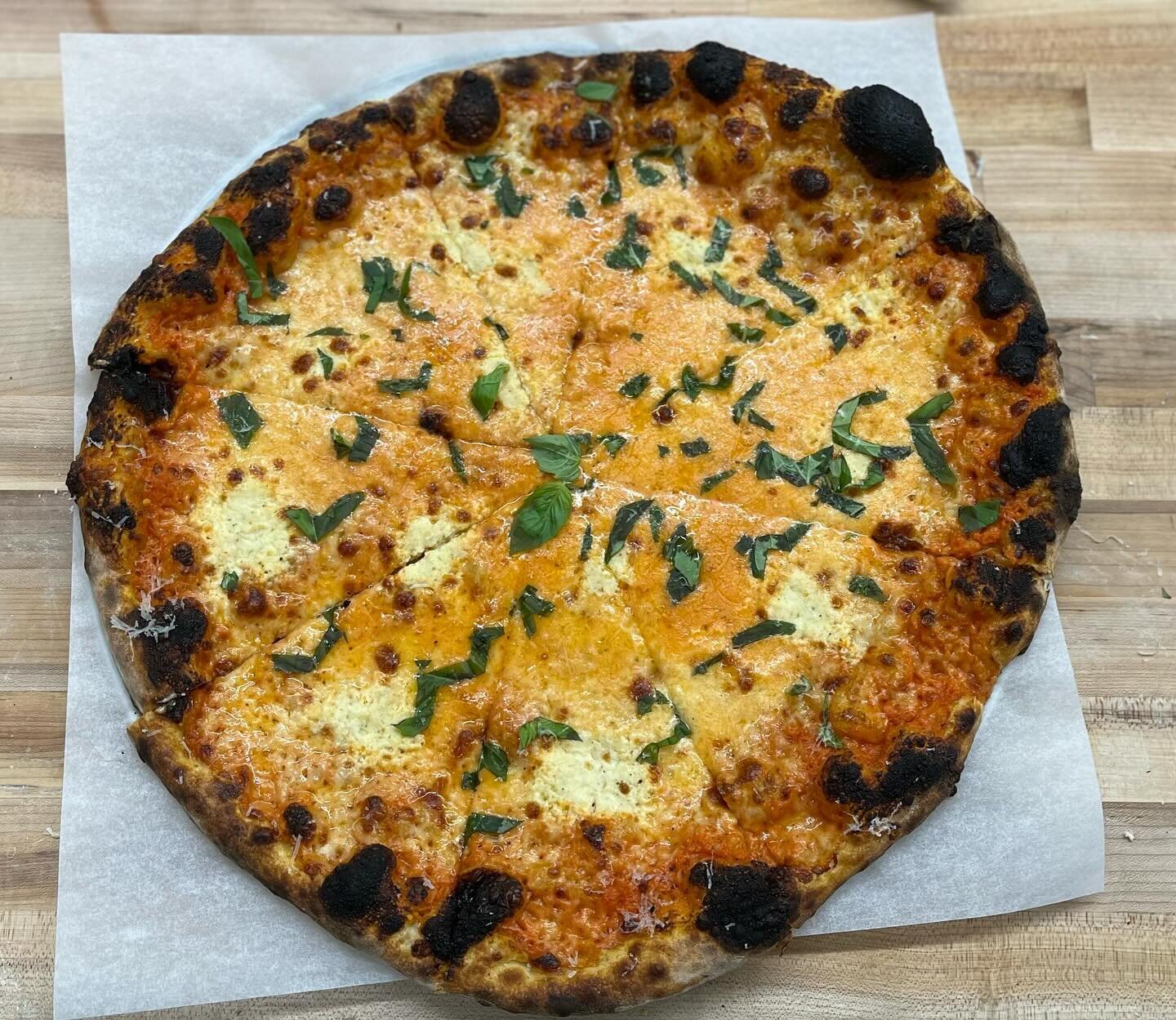 Pizza pie special this week! 

Vodka sauce, mozzarella, ricotta, shredded basil and pecorino. So good. Will it get you drunk? No. Will it make you want to wrestle a bear? Maybe. 🤌🐻

Serving it up through the week or until we sell out!
