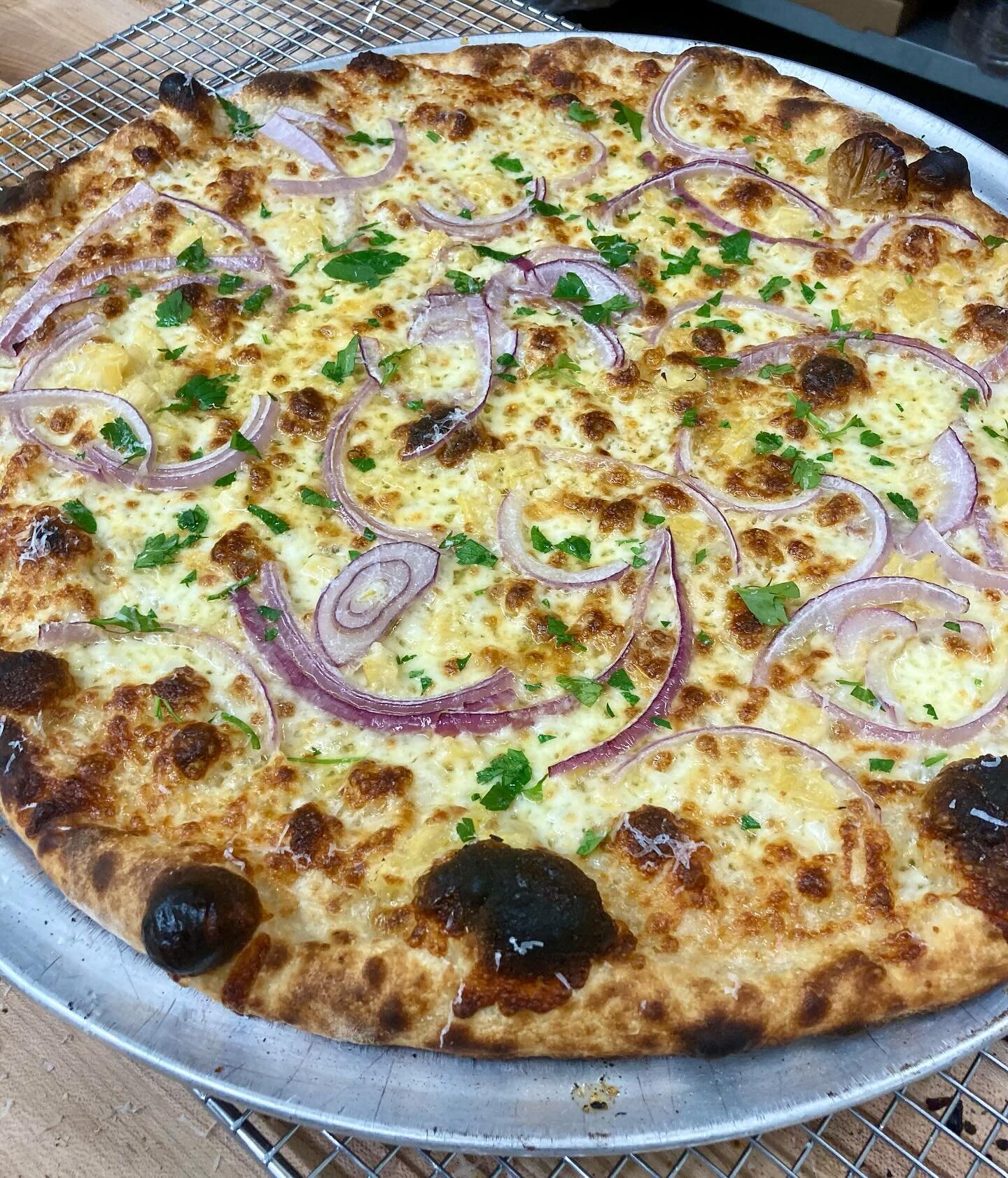 What?! 50s today?!? Celebrate the sun with the lemon and red onion pie! Garlic, mozz, poached lemons, red onions, parsley, and pecorino (add some anchovies or make it vegan). 🤤🍋☀️🤌