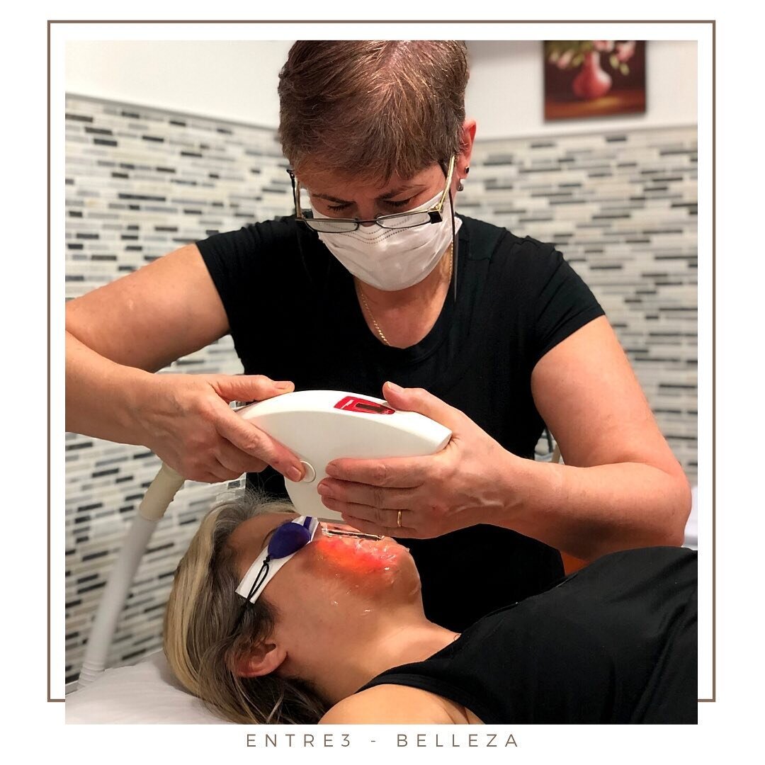 FOTODEPILACI&Oacute;N FACIAL CON #ipllaser 
&iquest;Sabes en qu&eacute; consiste?
👉🏻 La t&eacute;cnica radica en debilitar el fol&iacute;culo del vello a trav&eacute;s del destello de luz que prorroga el crecimiento del pelo.
📞 Pregunta al equipo 