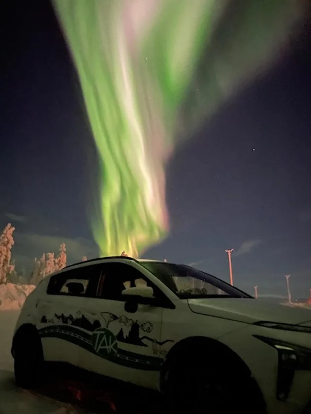 Revontulet räiskyvät taivaalla, mutta liikenteessä ei pidä hötkyillä.