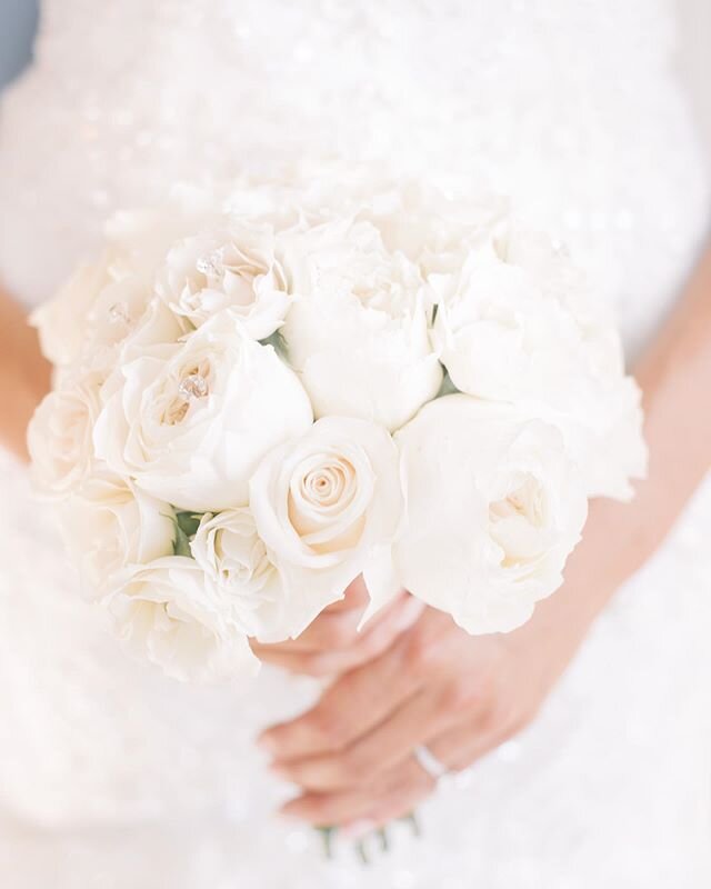 Florals.. Simple. Elegant. Romantic. #weddingplanning #weddingplanningottawa #ottawa #ottawaweddings #weddingflorals