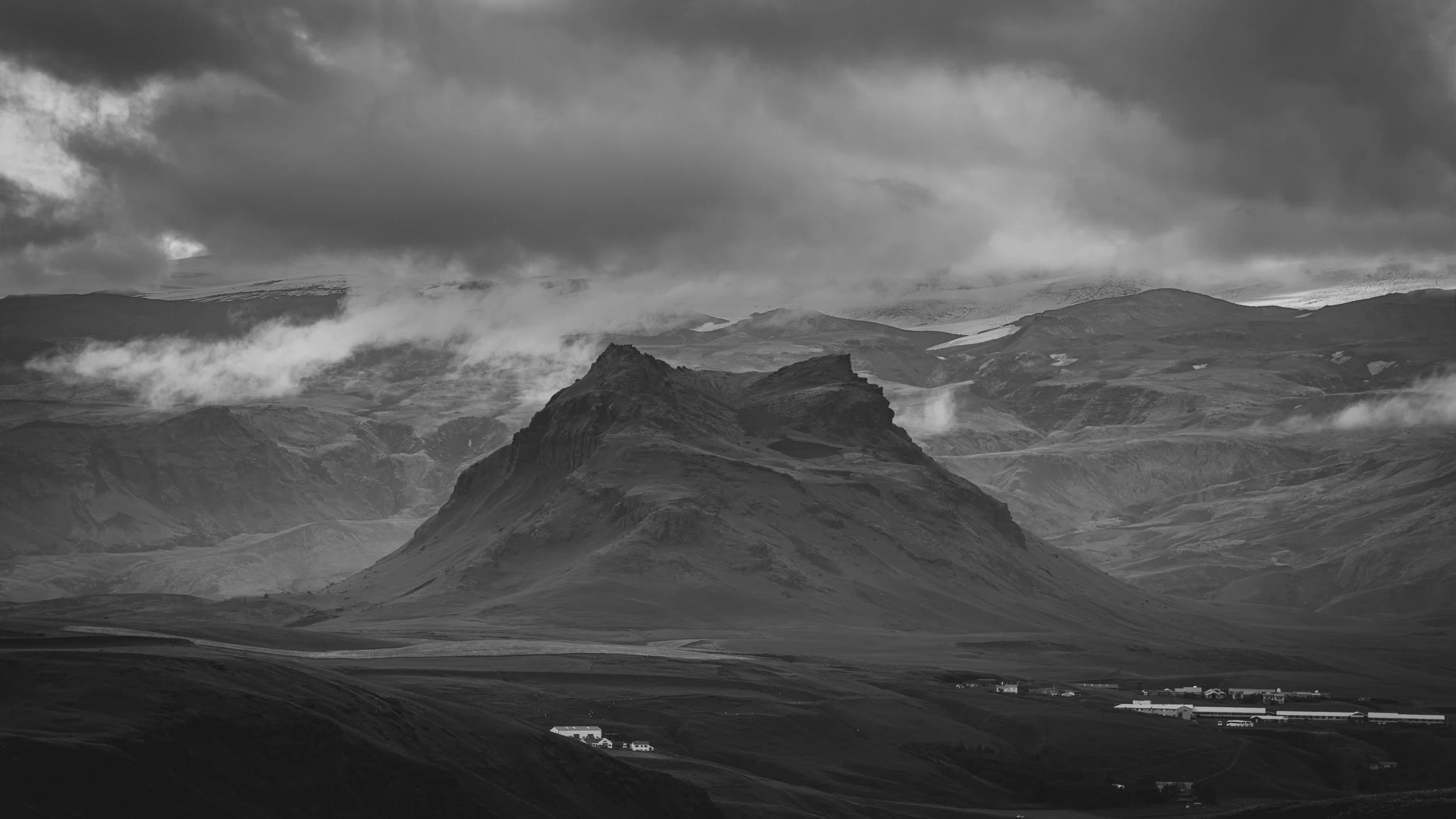 R5_05707_BW_D4-8-9_Vik_Dyrhólaey-small.jpg