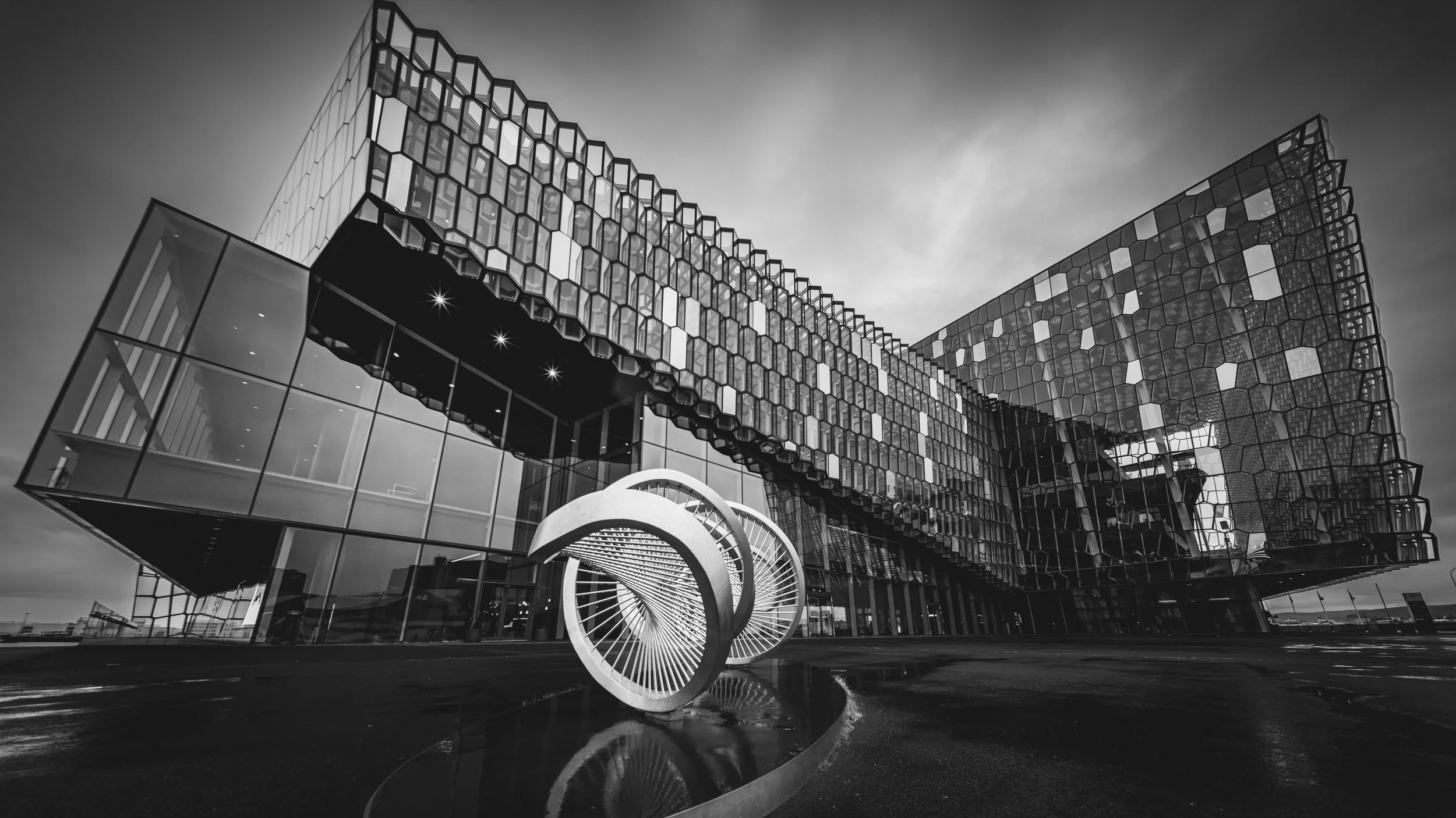 R5_04892_BW_D2-8-7_ Reykjavík-Harpa-small.jpg