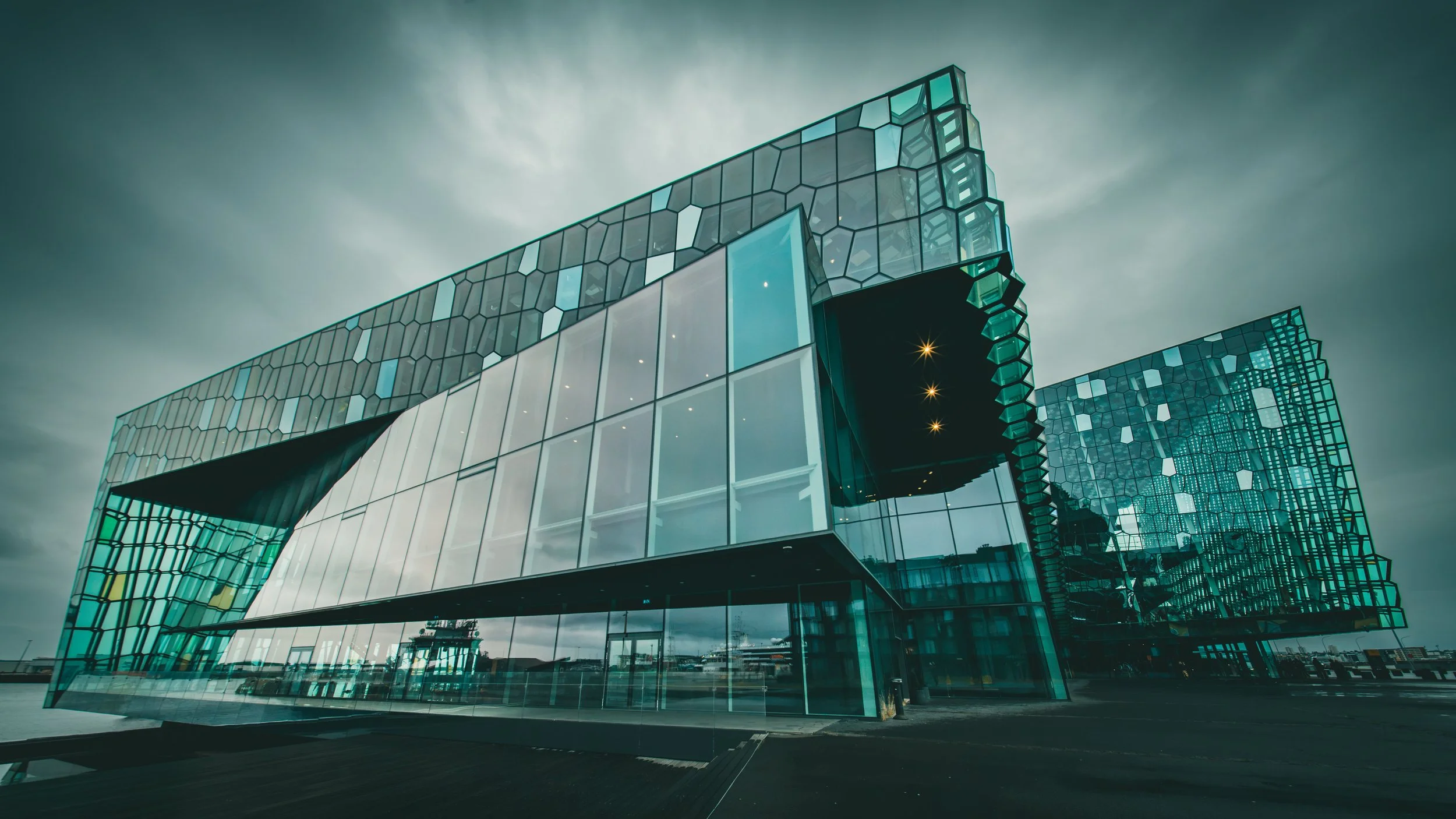 R5_04910_D2-8-7_ Reykjavík-Harpa-small.jpg