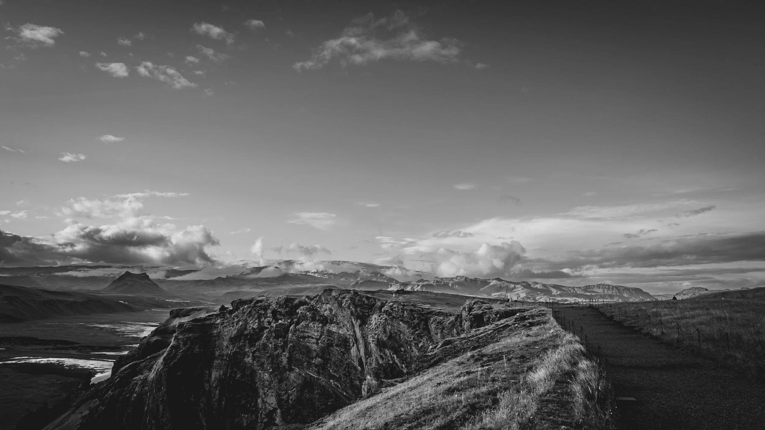 R5_05727_BW_D4-8-9_Vik_Dyrhólaey-small.jpg