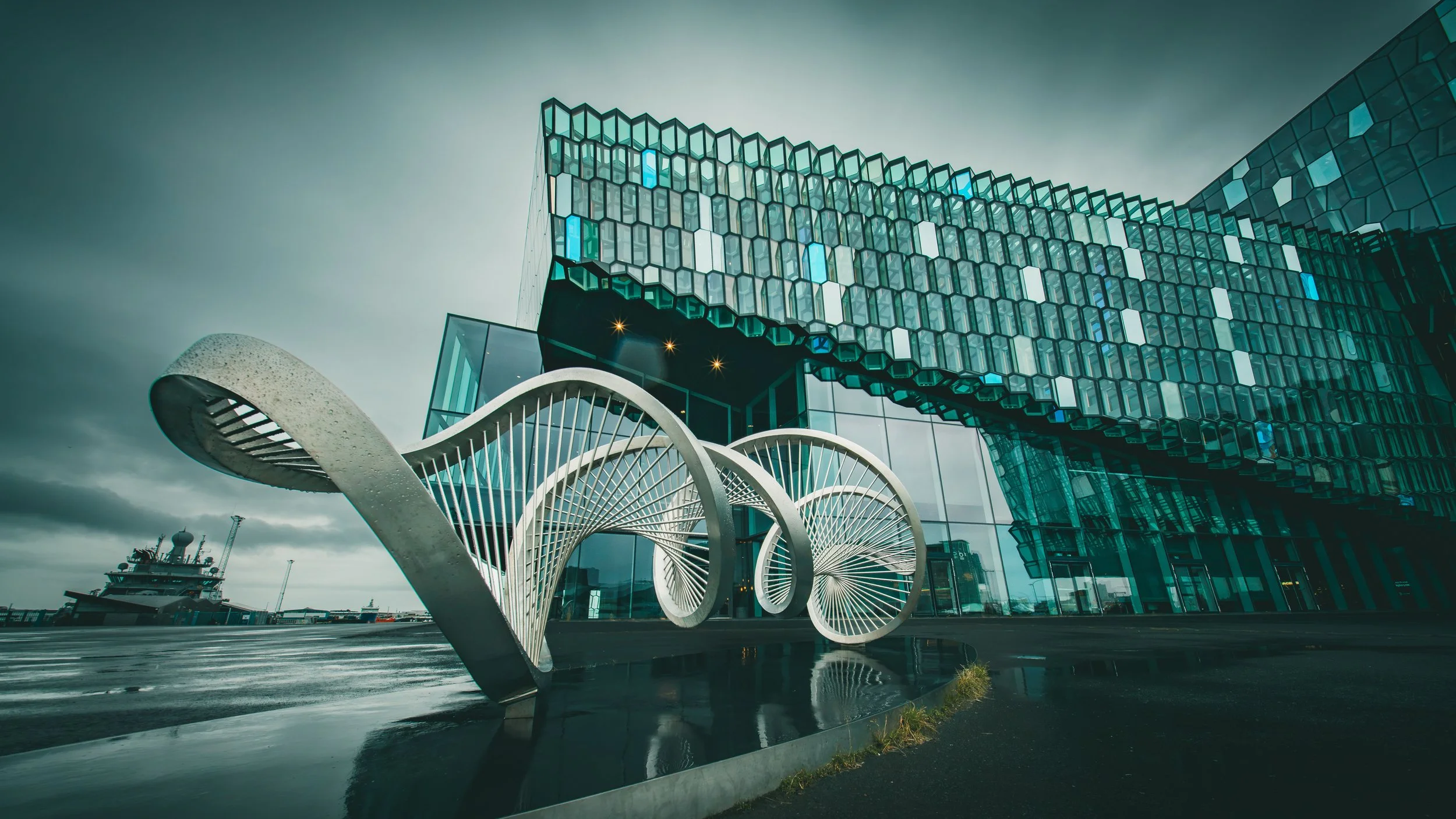 R5_04880_D2-8-7_ Reykjavík-Harpa-small.jpg