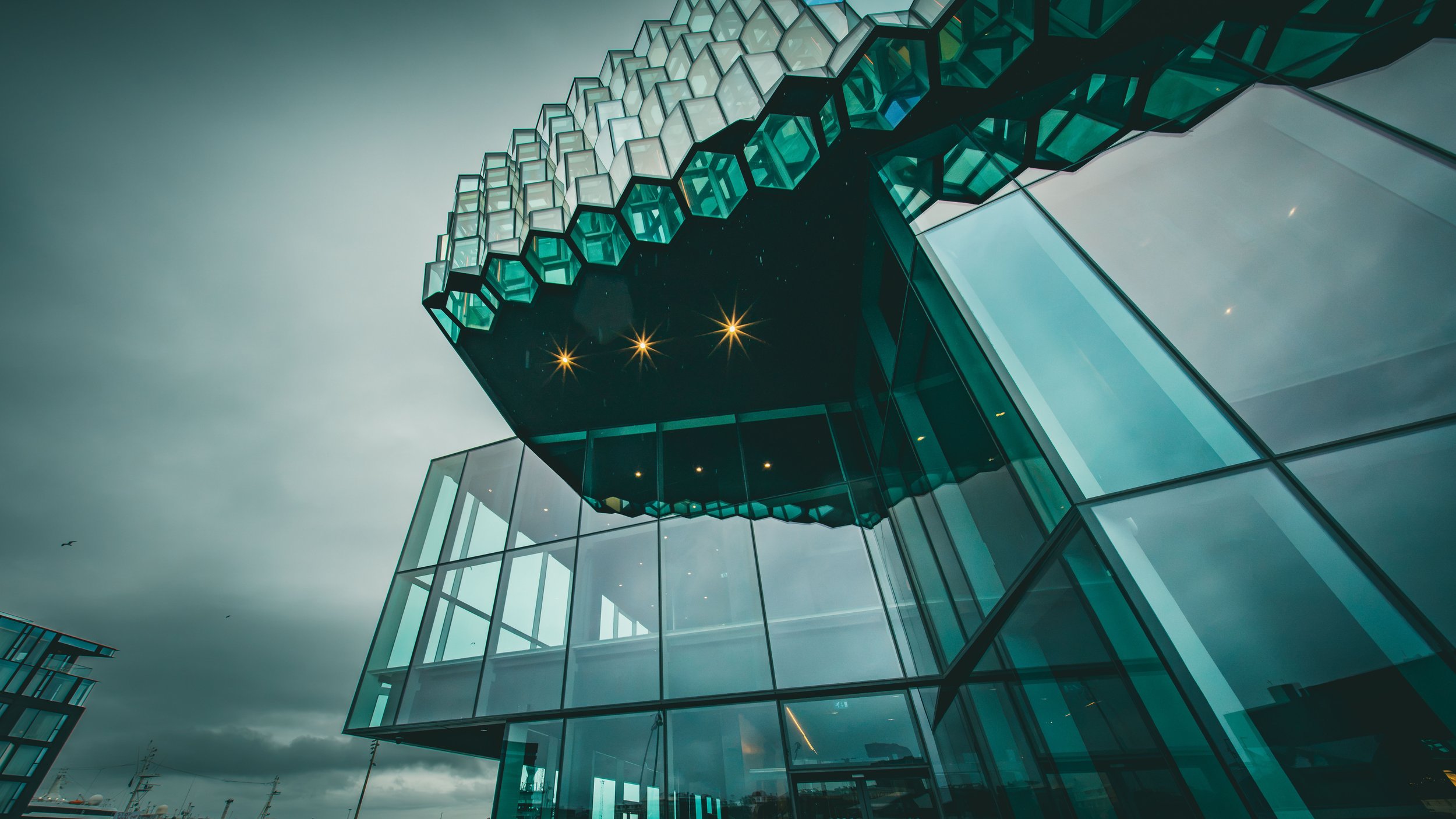 R5_04879_D2-8-7_ Reykjavík-Harpa-small.jpg