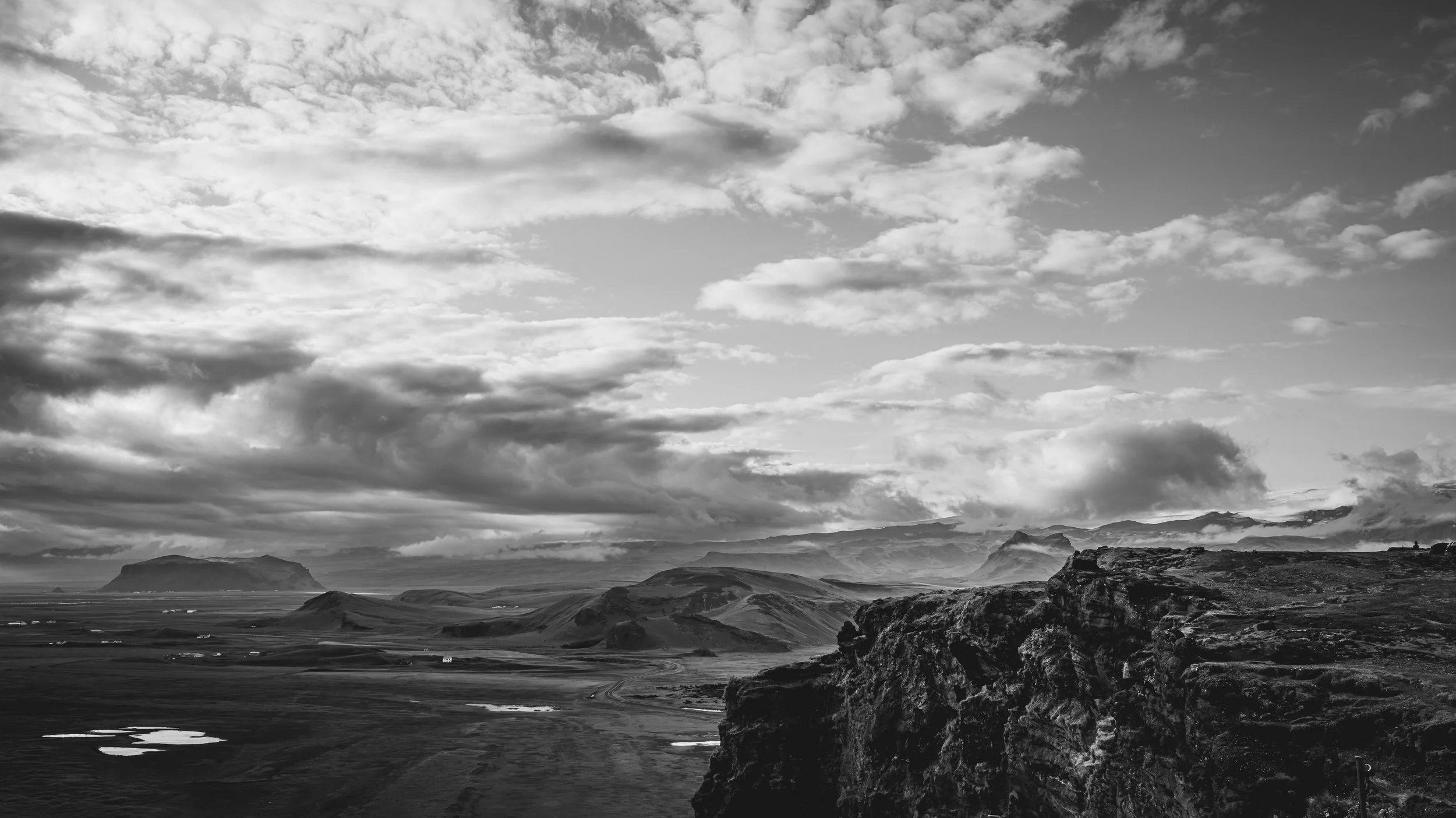 R5_05678_BW_D4-8-9_Vik_Dyrhólaey-small.jpg