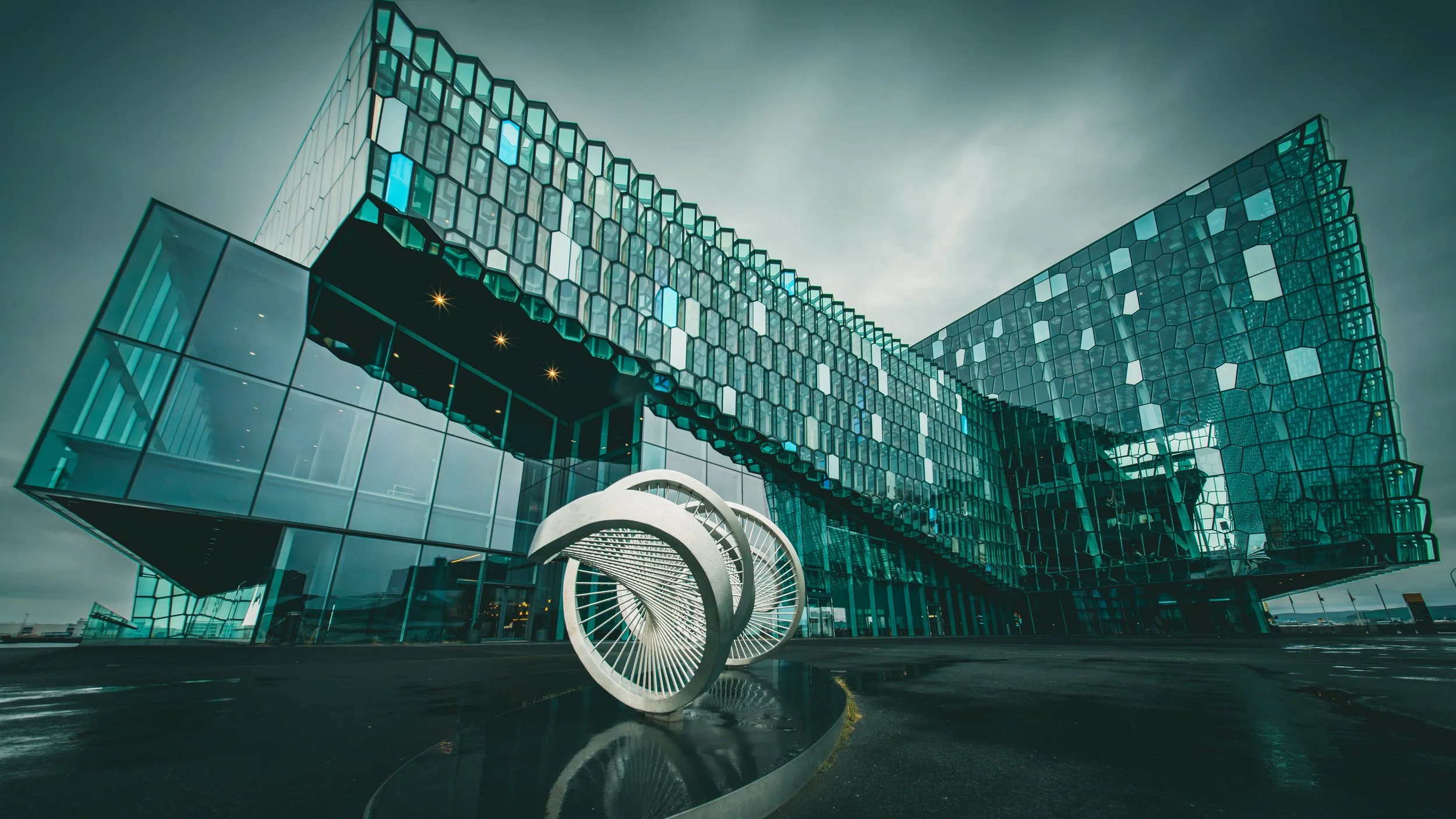 R5_04892_D2-8-7_ Reykjavík-Harpa-small.jpg