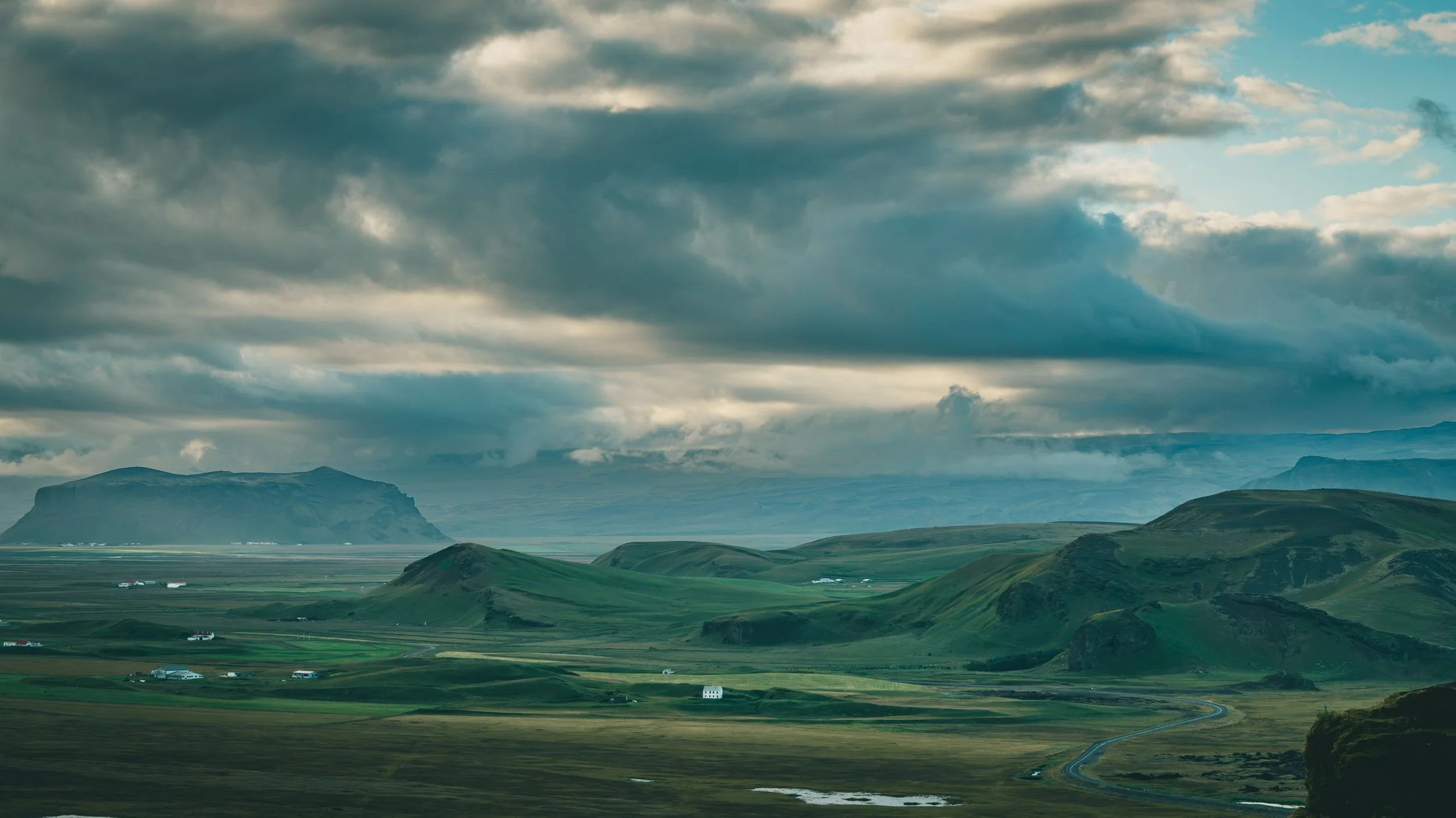 R5_05692_D4-8-9_Vik_Dyrhólaey-small.jpg