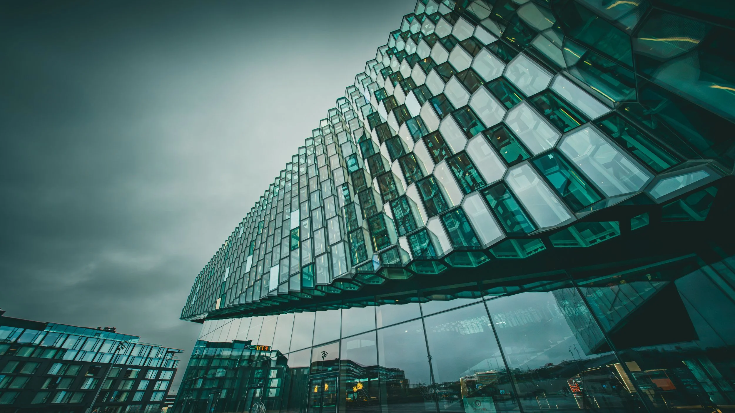 R5_04878_D2-8-7_ Reykjavík-Harpa-small.jpg