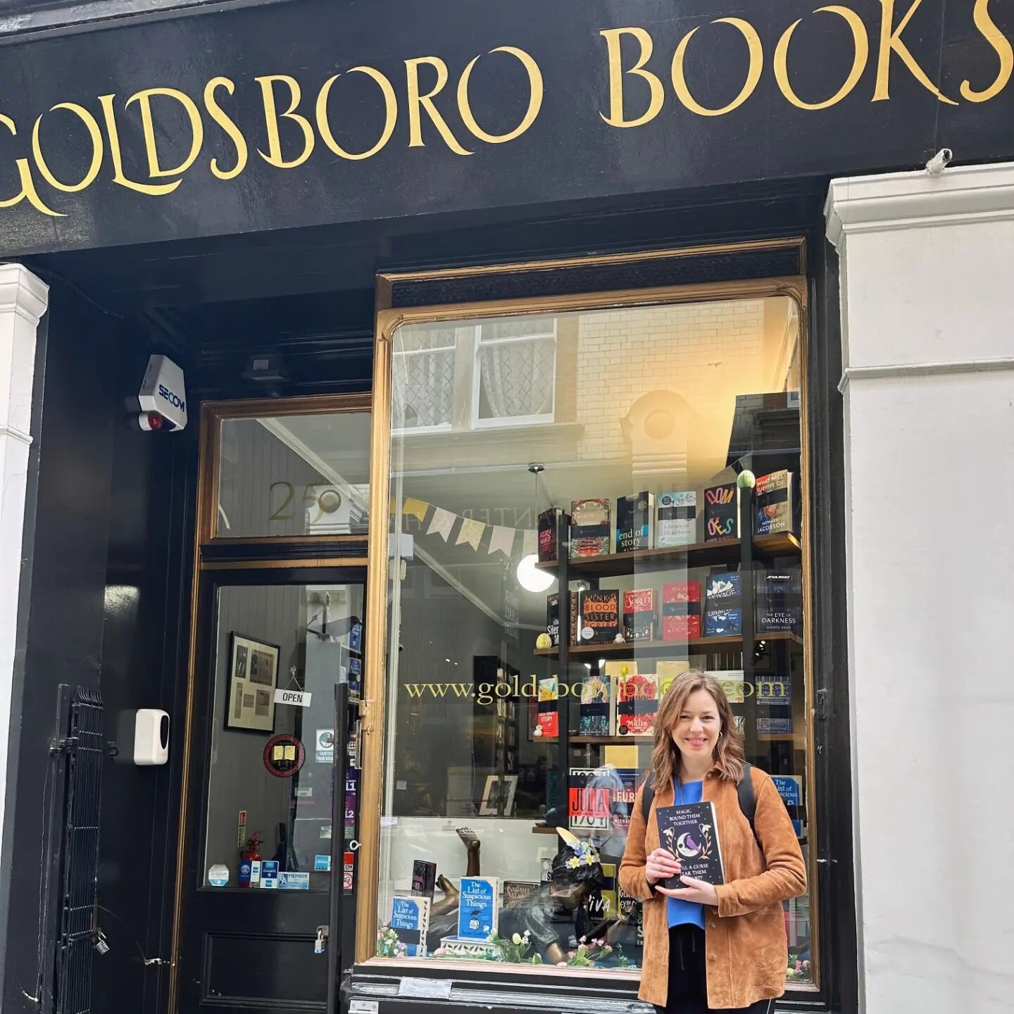 The #Shadowstitch proof on tour ✌ 

At one of my favourite book shops and most magical places in London @goldsborobooks 💫🌙

.
.
.

#bookproof #Threadneedle #bookquotes #ravens #witchpower #bookcover #bookcoverdesign #quotesgram #bookmagic #bookstag