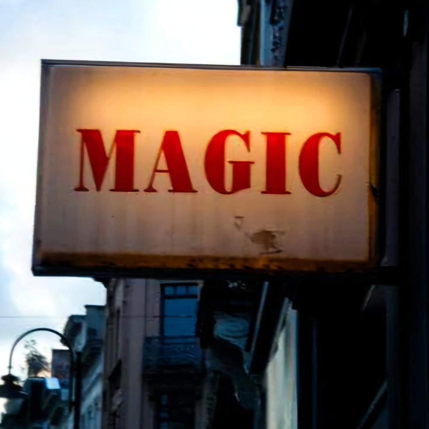 It's always near 💫

.
.
.
#threadneedle #witchesofinstagram #authorsofig #fantasybooks #magic