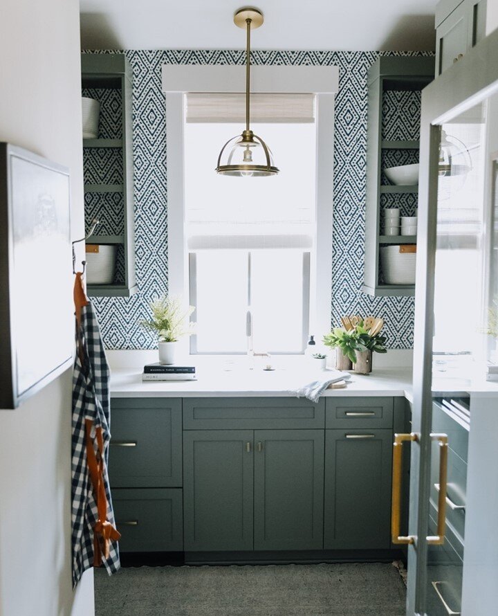 Cool kitchen tones, but with a warm appeal. Visit the #linkinbio to see more of our home designs. ⁠
⁠