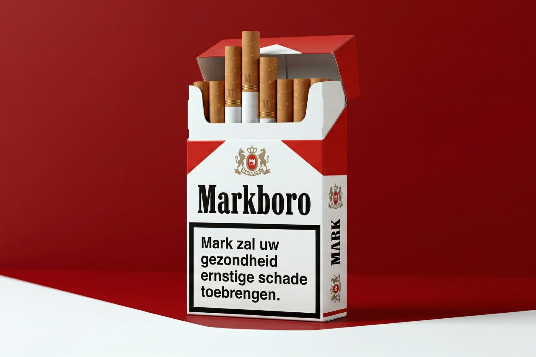 Een pakje sigaretten. Er staat 'Markboro'. De waarschuwing zegt: "Mark zal uw gezondheid ernstige schade toebrengen.'