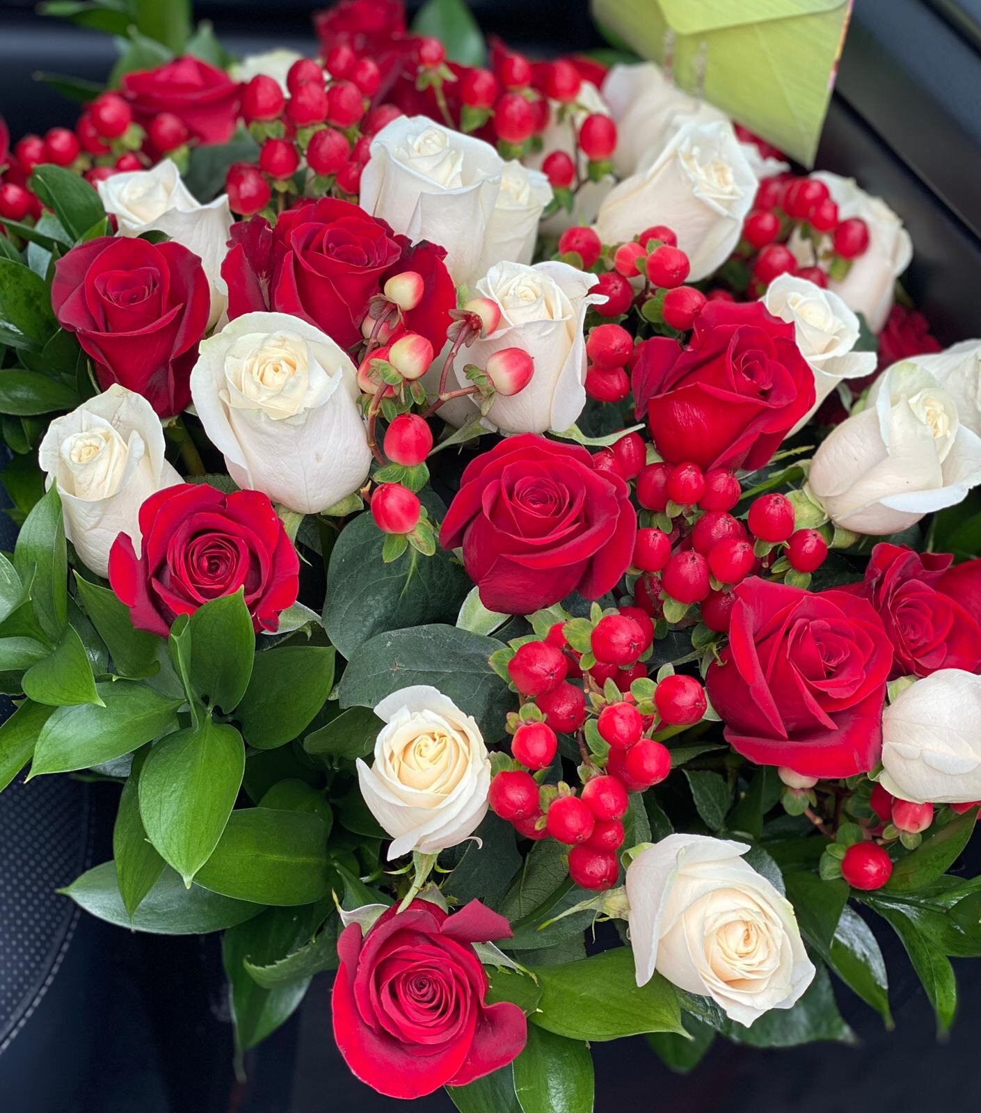 Competidores tienda limpiar Rosas Rojas y Blancas — Family Flowers Doral