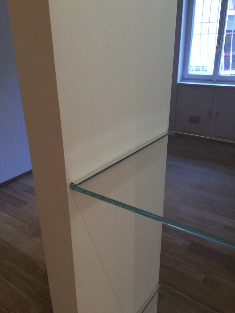 particolare inserimento mensola vetro