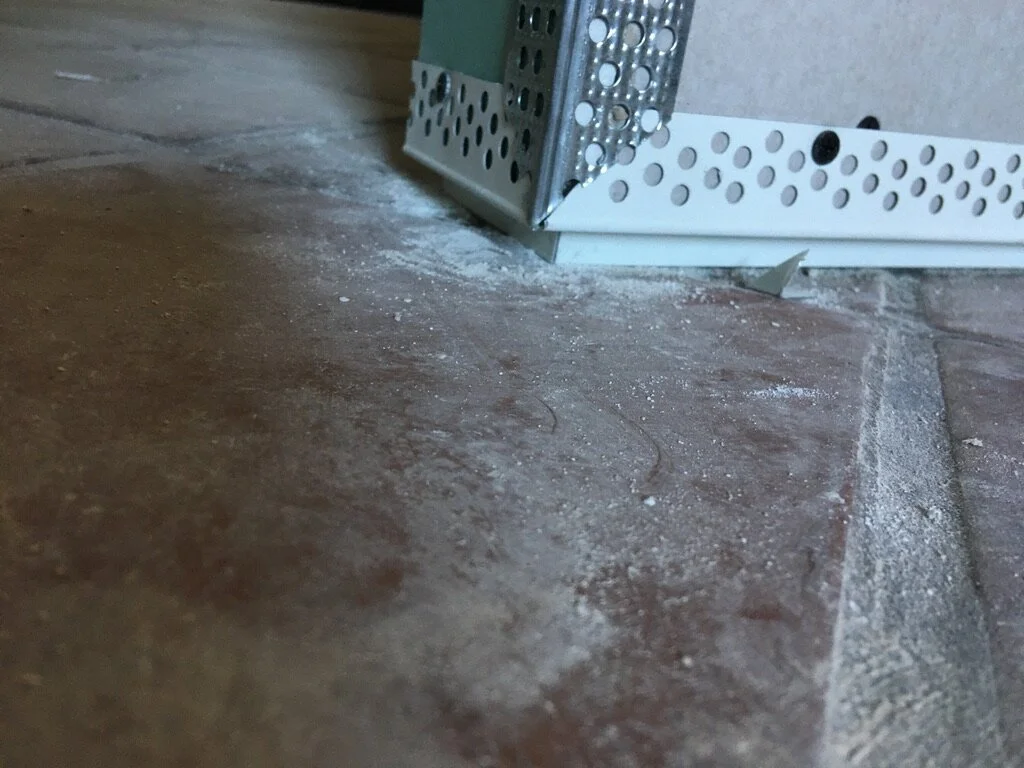 particolare finitura zoccolo