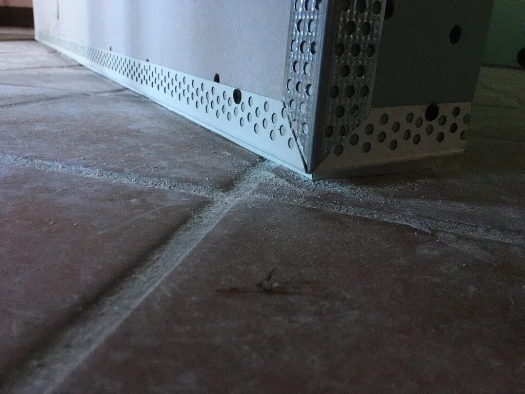 particolare finitura zoccolo