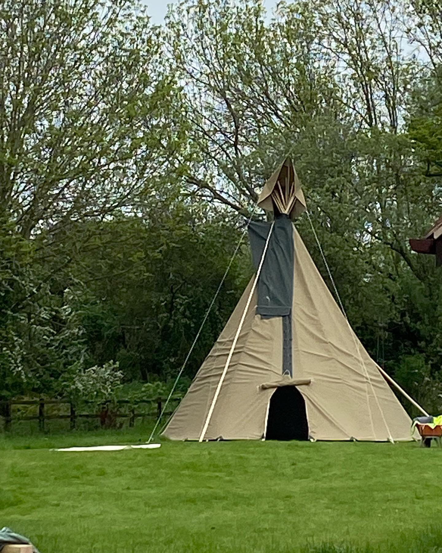 Perfect weather for a tipi set up, this lovely 21ft tipi is with her new humans and looking lovely 🥰 #mytipi #retreatspace #gardenroom #gardendesign #tipi #canopyandstars #glamping