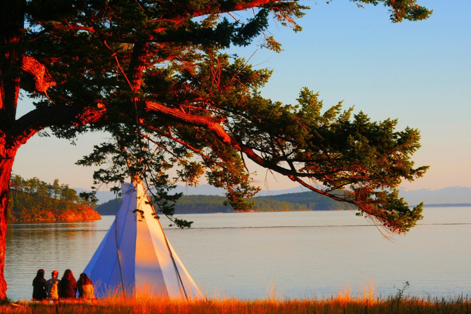 The design of the tipi, with its simple structure and natural materials, encourages a profound connection with the environment. 

The conical shape, open to the sky at the top, and close to the earth at the bottom, fosters a sense of being one with n