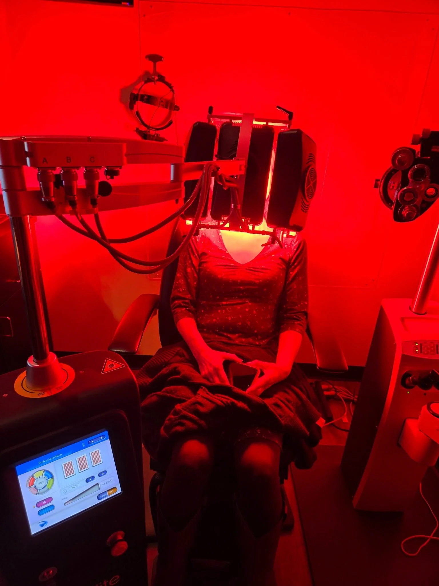 Medical-grade red light therapy device used for Low-Level Light Therapy during in-office dry eye treatment