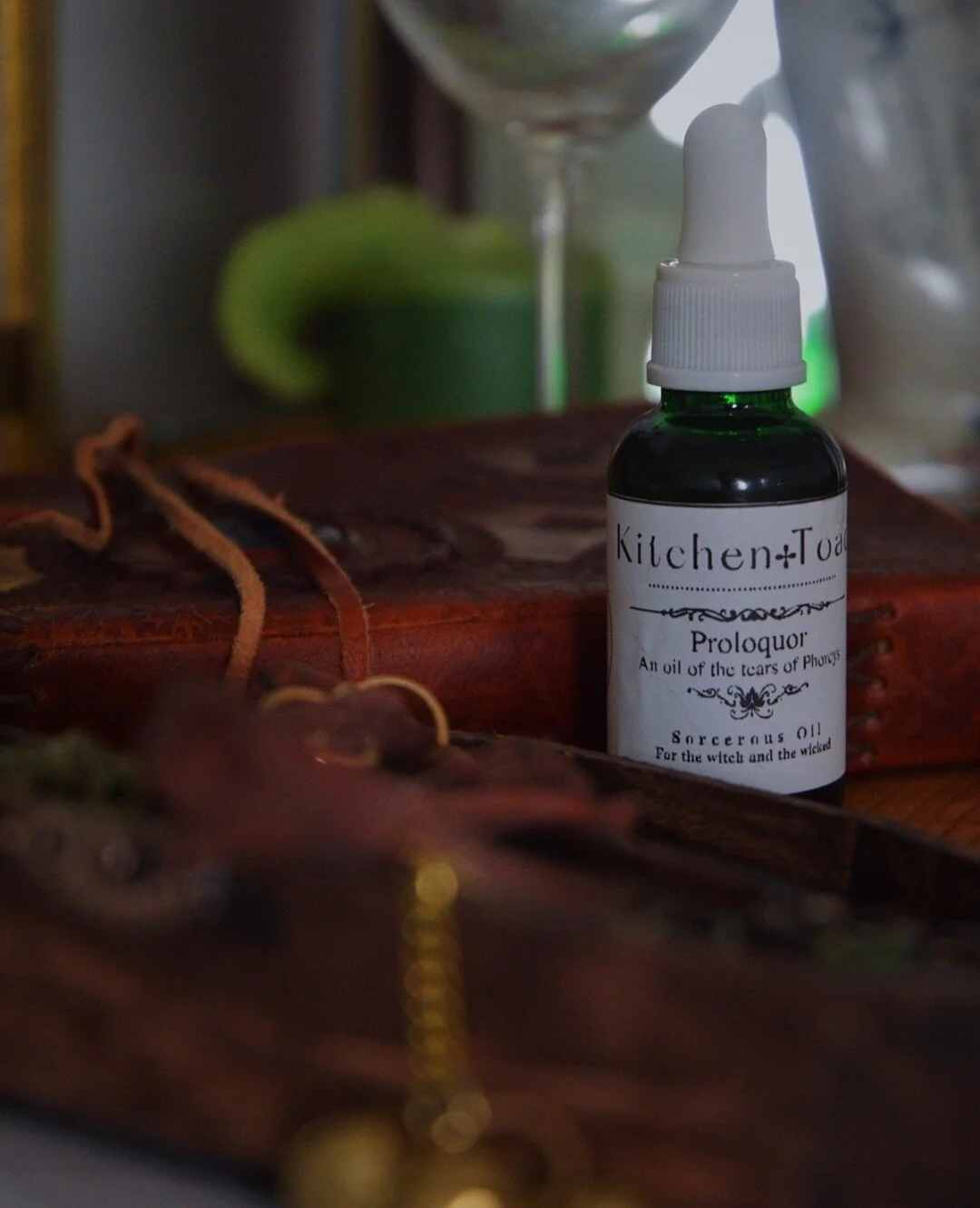 Have you peeped our Proloquor restock?⁠
.⁠
Proloquor Oil is a real workhorse when it comes to psychic development, enhancing divination abilities, and opening the third eye.⁠
.⁠
Fennel, three different Artemisias, and plants of the Grave are blended 