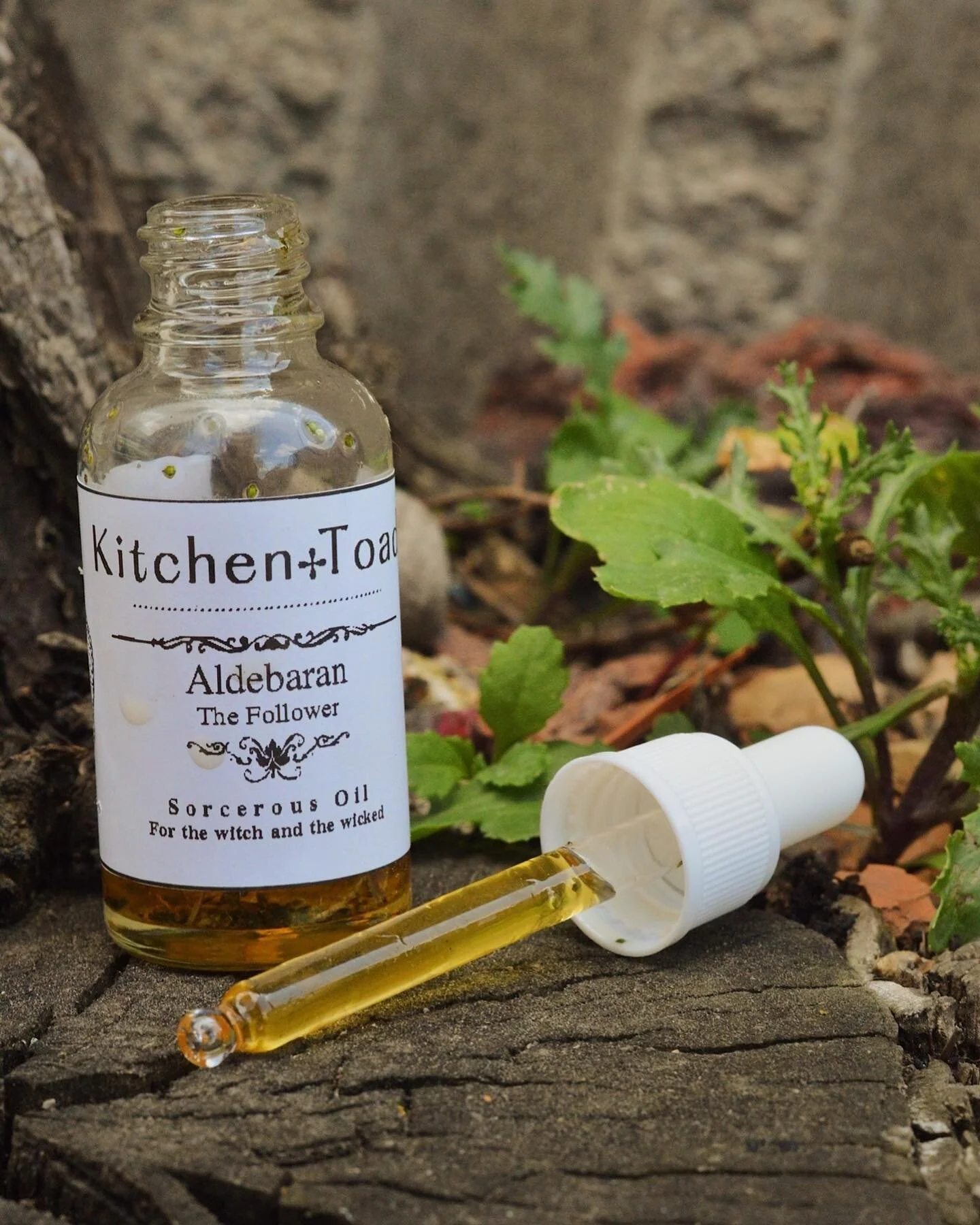 Oil of Aldebaran - the perfect companion to our Pouch of Aldebaran.⁠⁠
.⁠⁠
Aldebaran allows you to achieve your ends, especially in money and love. He grants drive, and confidence, and all that comes with it. The Martial push and the Jovian mind to ta