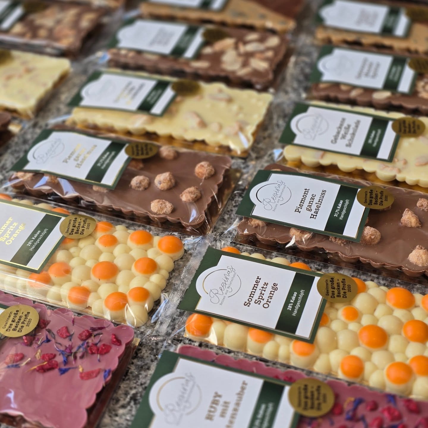 SCHOKI Time 🍫

Woww &uuml;ber 10 verschiedene handgesch&ouml;pfte Tafelschokoladen gibt's ab jetzt f&uuml;r dich zum Genie&szlig;en!

▪︎ Sommer Spritz Orange 
▪︎ Ruby mit Bl&uuml;tenzauber 
▪︎ Bubble Knusper Nougat 
▪︎ Piemont ganze Haselnuss 
▪︎ Ge