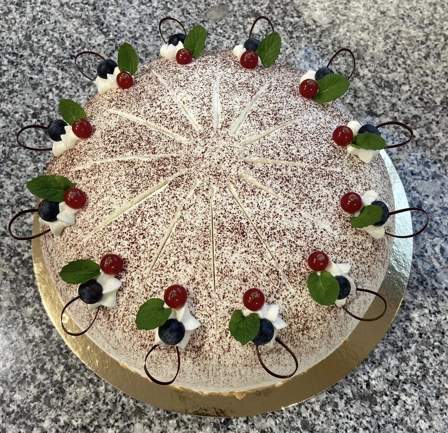 Sahnetorten, Cremetorten, Mousetorten oder gebackene Kuchen auf ... Sahnetorten, Cremetorten, Mousetorten oder gebackene Kuchen auf ...