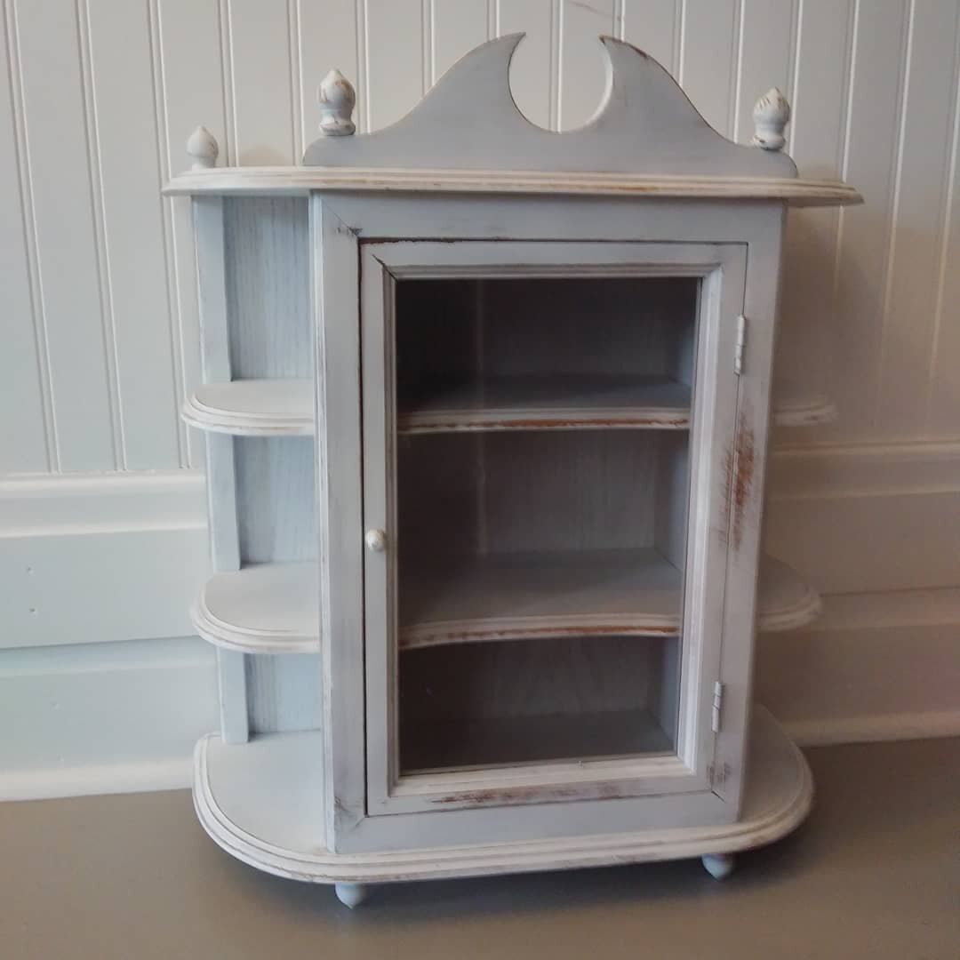 My daughter Talia and I checked out this adorable little shop in Thornbury today.  Its called 
#southernlivingoutdoorvintagemarket. Beautiful items for your home indoor and outdoors.  Very reasonable prices. 
I bought this charming cabinet for only $