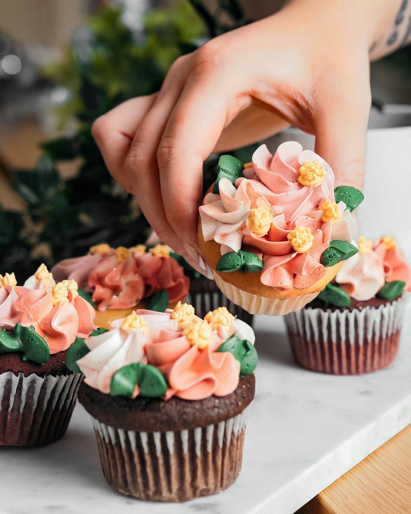 @sweetlife_bakery_official is now taking pre-orders for Mother&rsquo;s Day! What better way to surprise her than with cupcake flowers💐the following pack comes with
2 red-velvet cupcakes 
2 vanilla cupcakes 
2 chocolate cupcakes
You can order by fill