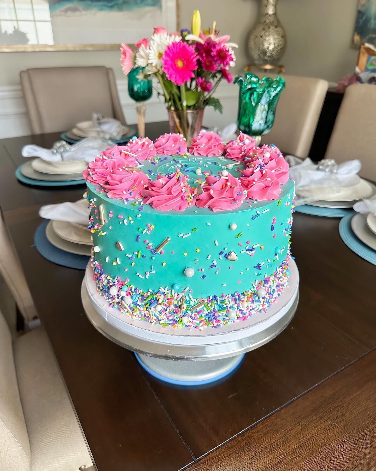Sprinkle Cakes have never looked so glamorous! @sweetlife_bakery_official uses different sprinkle variety&rsquo;s to make the perfect sprinkle mix!😍To place your custom order click the link in our bio to fill out an order form🥳🙌
&bull;
&bull;
&bul