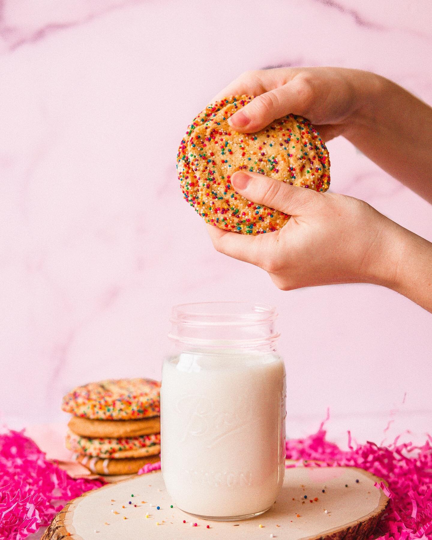 ✨It&rsquo;s time to Slam-Dunk into the weekend with these sprinkle sugar cookies🥳✨

Visit our website to get your hands on them to start this weekend right!😉💖

PhotoCredit: @sugarcrystalkitchen