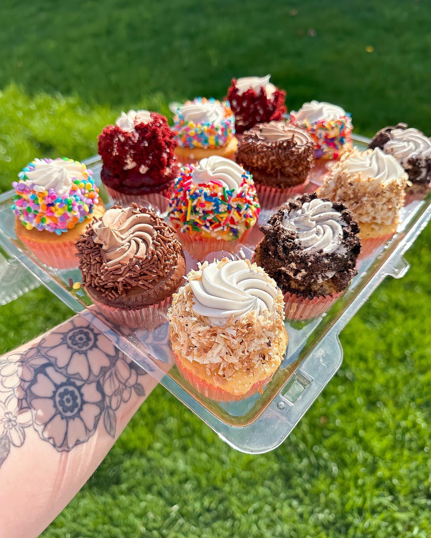 @sweetlife_bakery_official is now selling our new cupcake assortment pack! You can now try all 6 of our classic flavors at once!🥳 
-Redvelvet -Chocolate -Vanilla -Funfetti -Oreo -Coconut 
Click the link in our bio to place an order!🧁