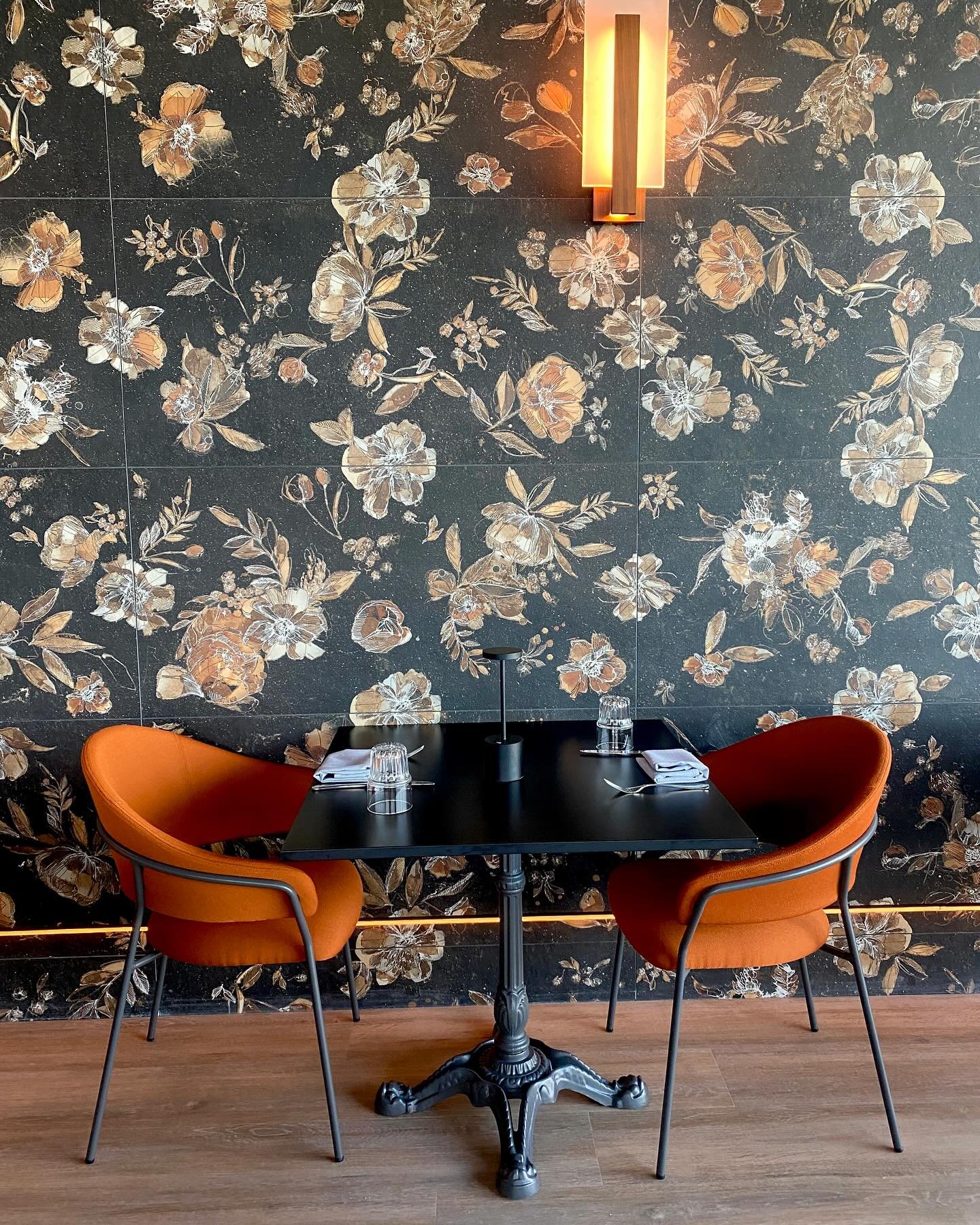Cozy table for two, with a view! 🍝

@laterrazzaraleigh&rsquo;s warmly-decorated interior has us feeling all the fall vibes.🍁 Plus, the rooftop views are unmatched! 😍Raleigh friends, have you been? 

{pictured: tagliere + arancini}