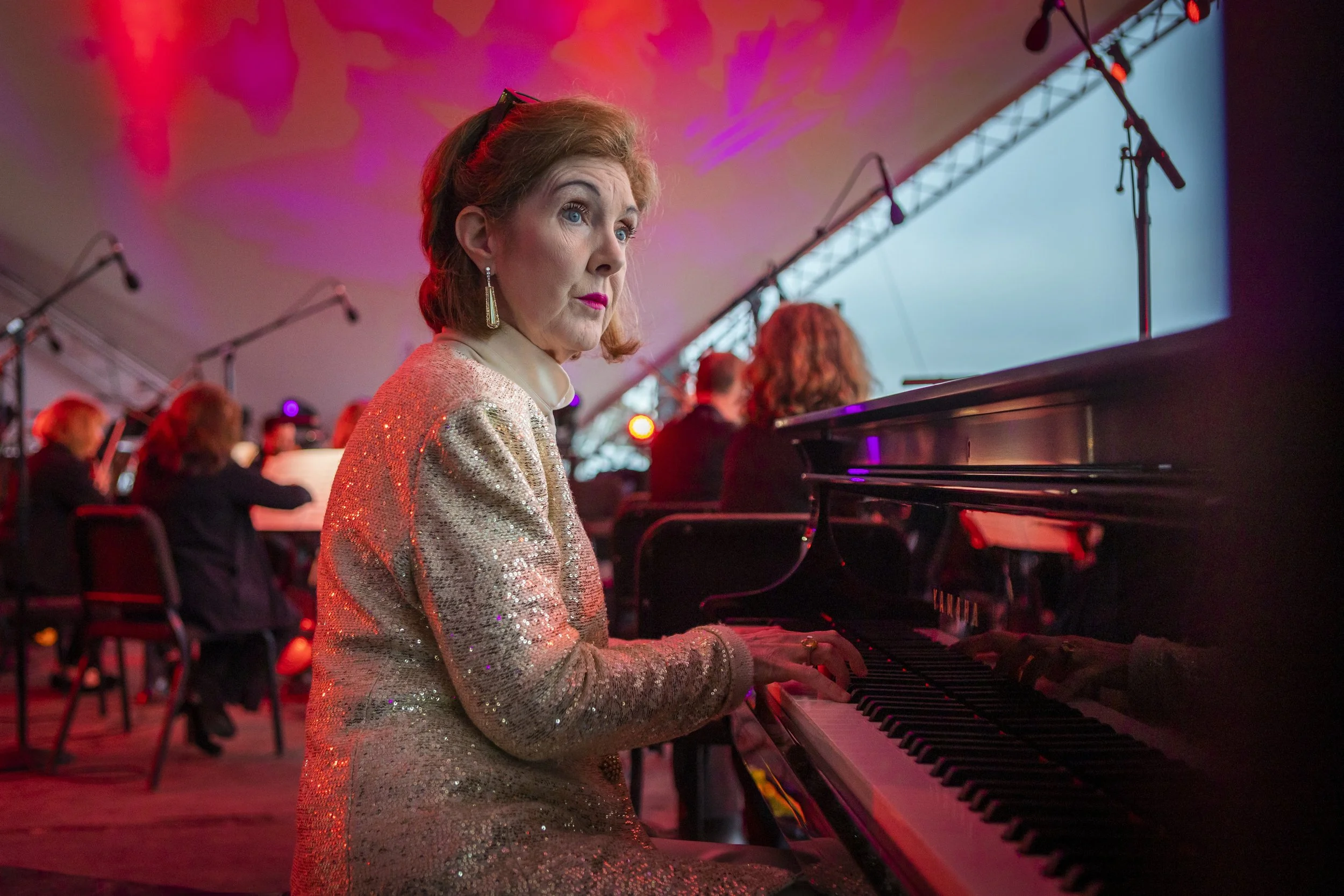 Pattern of gray circles with a white '11' and a lowercase 'm' inside each circle.