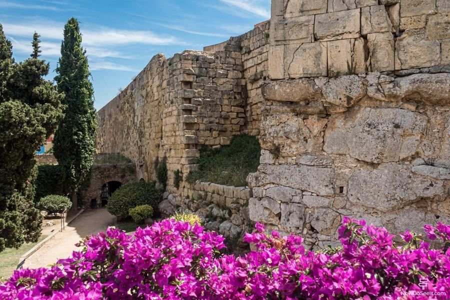 Things to Do in Tarragona on a Day Trip from Barcelona - Roman Wall of Tarragona and Archaeological Promenade