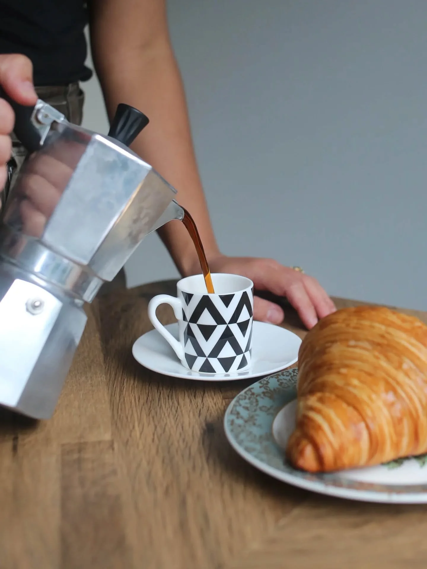 Coffee + croissant = the perfect match!
📷 @photographybyadrienne_ 
🥐 @ariesbakehouse