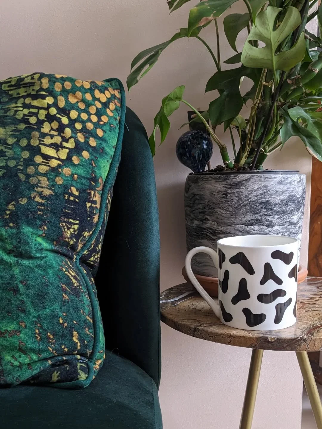 The cold is really setting in! Time to curl up with the ultimate dual purpose hand warmer this winter - the mug*!
*Does require you putting the kettle on.