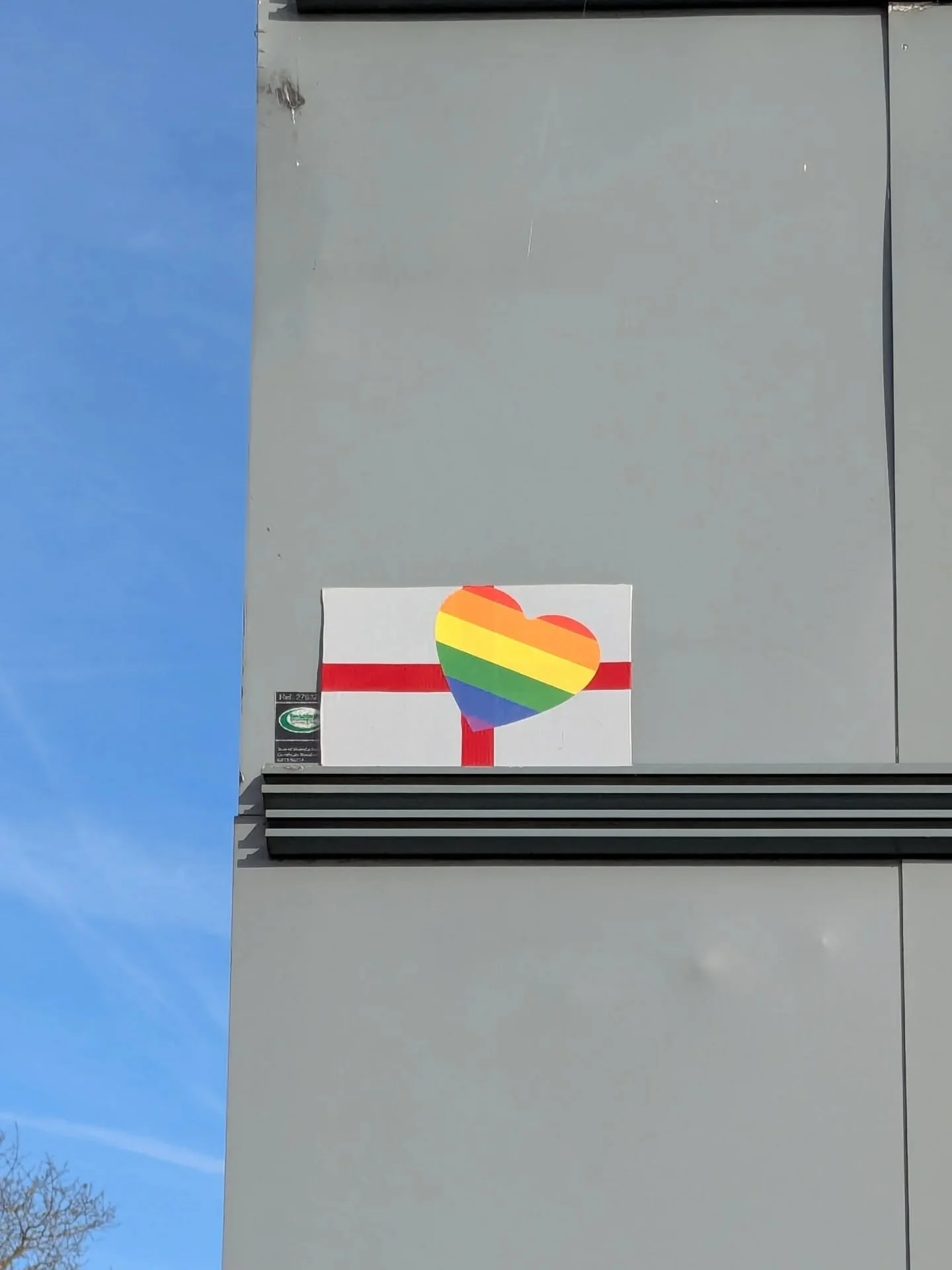 I've been quite upset when I've spotted these small 🏴󠁧󠁢󠁥󠁮󠁧󠁿 when driving around Norfolk. I think it's because they're quite discreet. Only being 5'2" stopping to pull one down would be quite dangerous on a busy A road. But today someone h