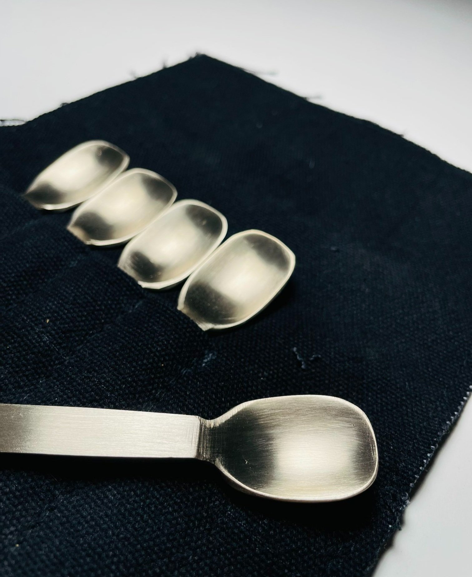 LINNGOT+4POUCH.jpg